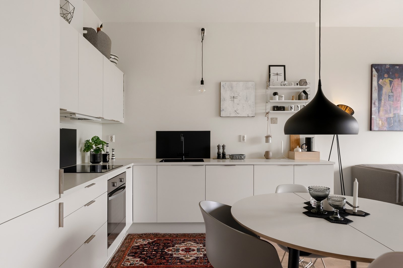 Kjøkkenet er originalt fra byggeåret og har gjennomgående fått TG1 av takstmann. Galleribilde