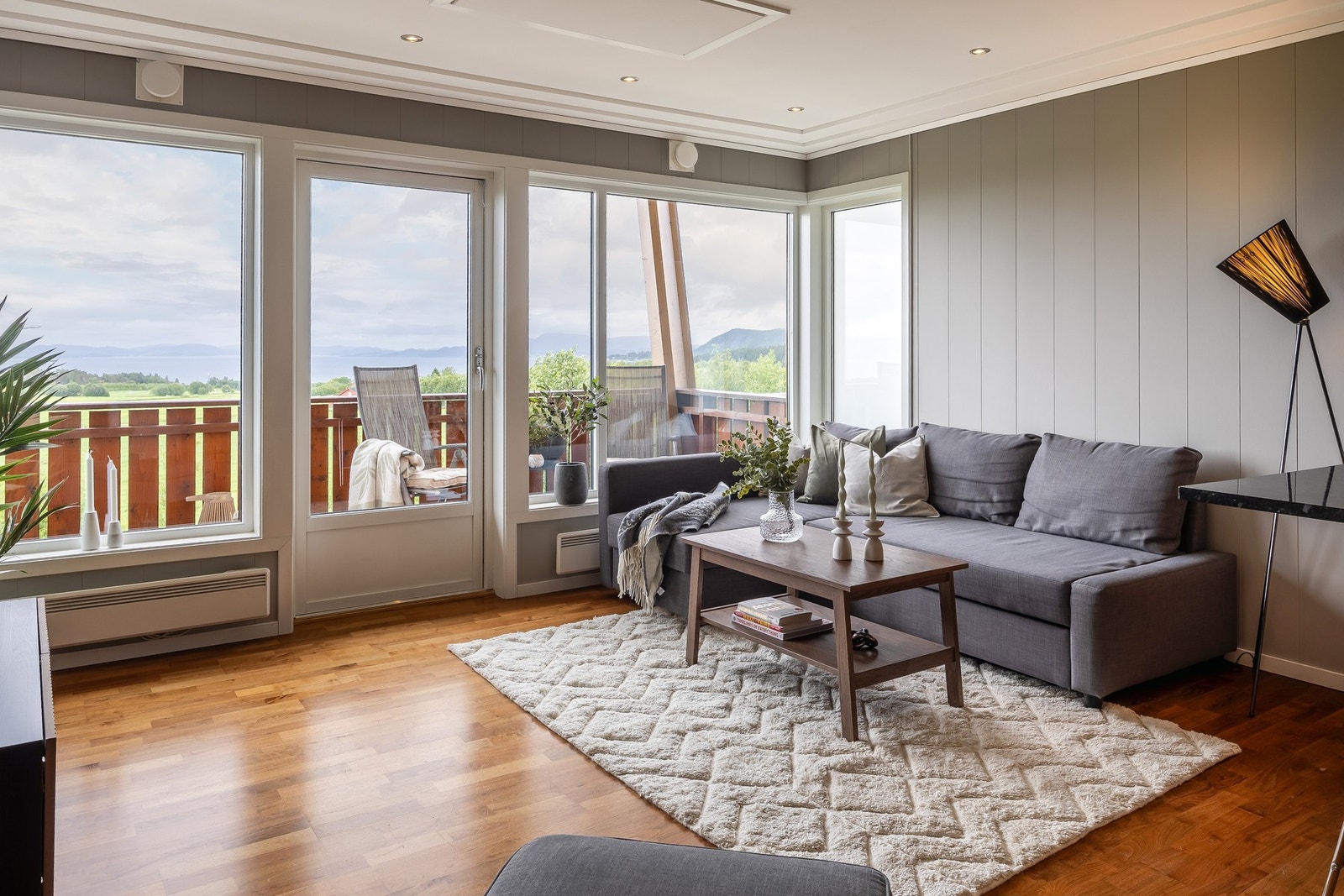 De rause vindusflatene sørger for rikelig med naturlig lysinnslipp, som gir en lys og luftig atmosfære. Galleribilde