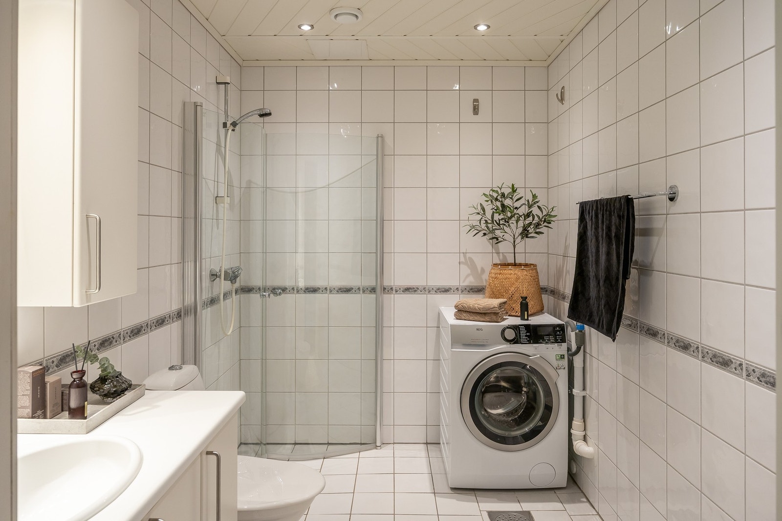 Baderommet er av romslig størrelse, på 5m². Her får du kvaliteter som gulvvarme, innfellbare dusjdører, opplegg for vaskemaskin mm. Galleribilde