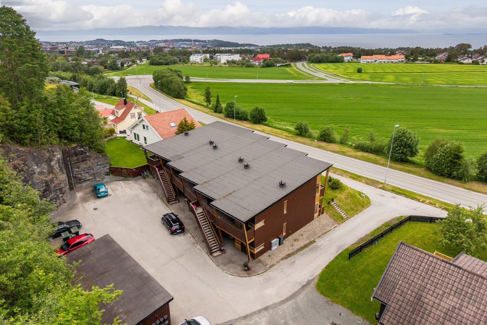 Her bor du med nærhet til alt du trenger i hverdagen, samt med en fantastisk nærhet til marka med sine godt preparerte turløyper sommer som vinterstid. Galleribilde