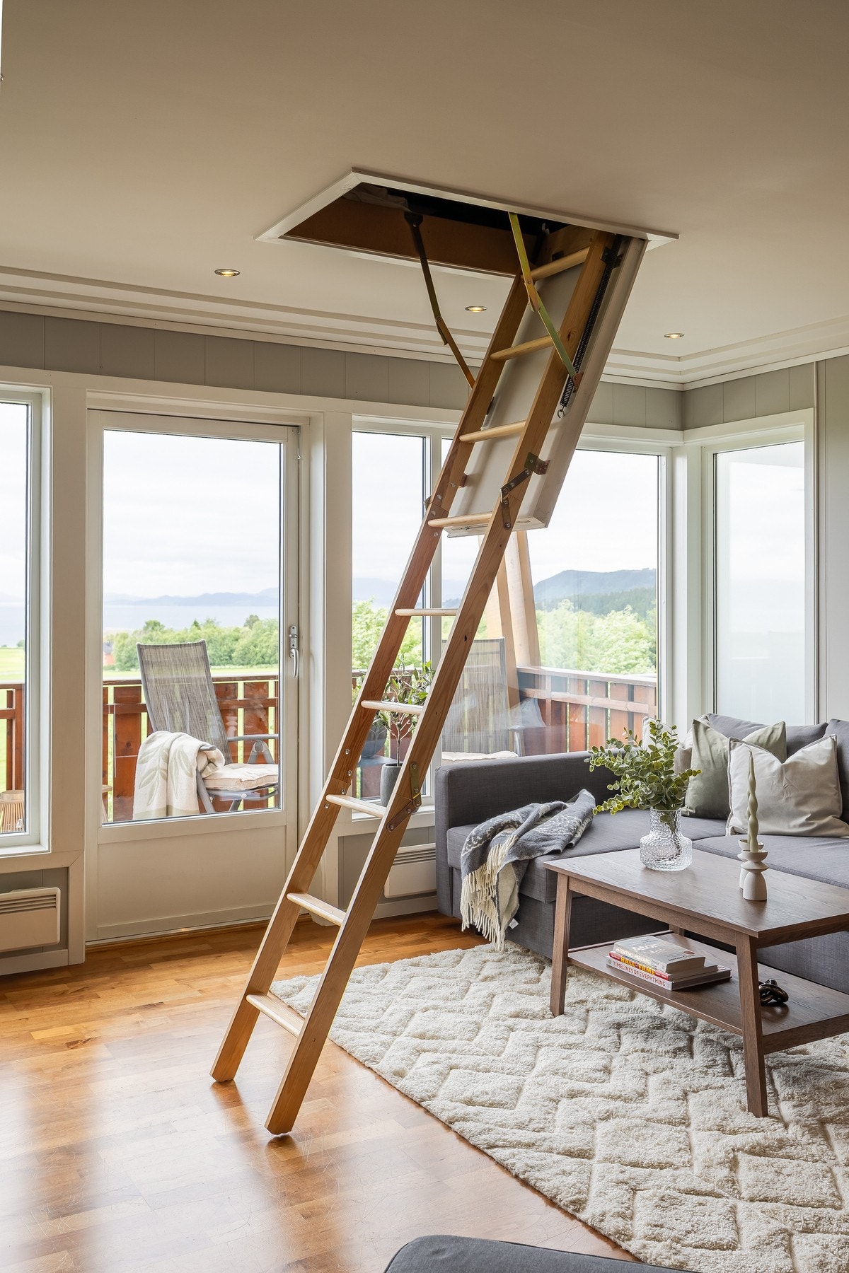 Det er etablert loft for ekstra oppbevaring, samt satt inn dimbare spotter i tak for behagelig belysning. Galleribilde