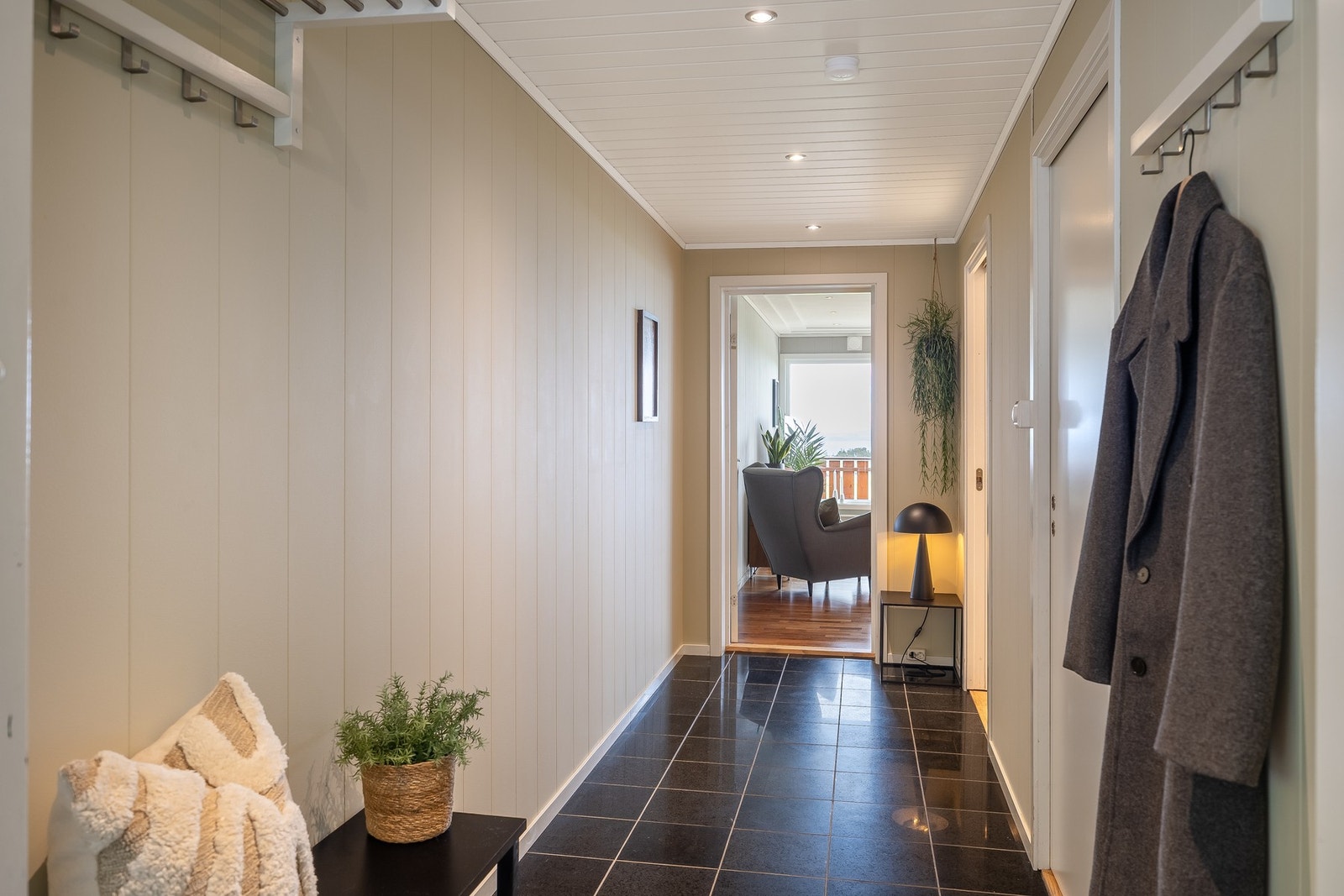 Når man kommer inn i boligen trer man inn i en romslig entré på 7,5m². Her er det god plass til oppbevaring. Galleribilde