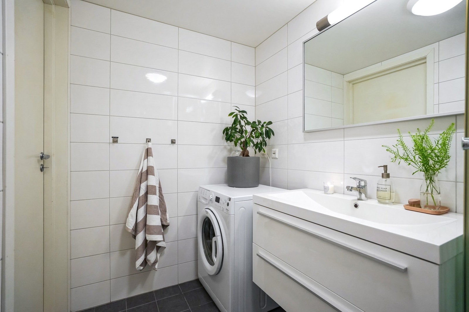 - servantinnredning, speil med belysning over og opplegg for vaskemaskin. Galleribilde