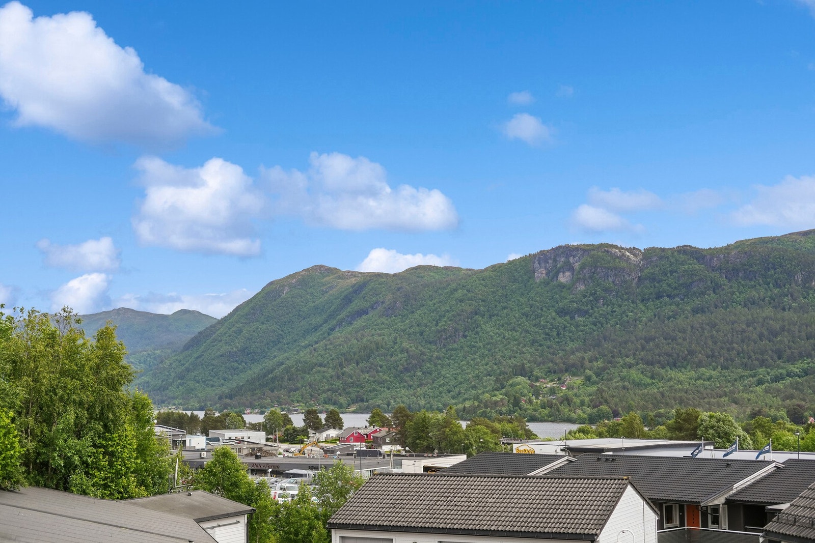 Flott utsikt mot Emblemsfjellet. Galleribilde
