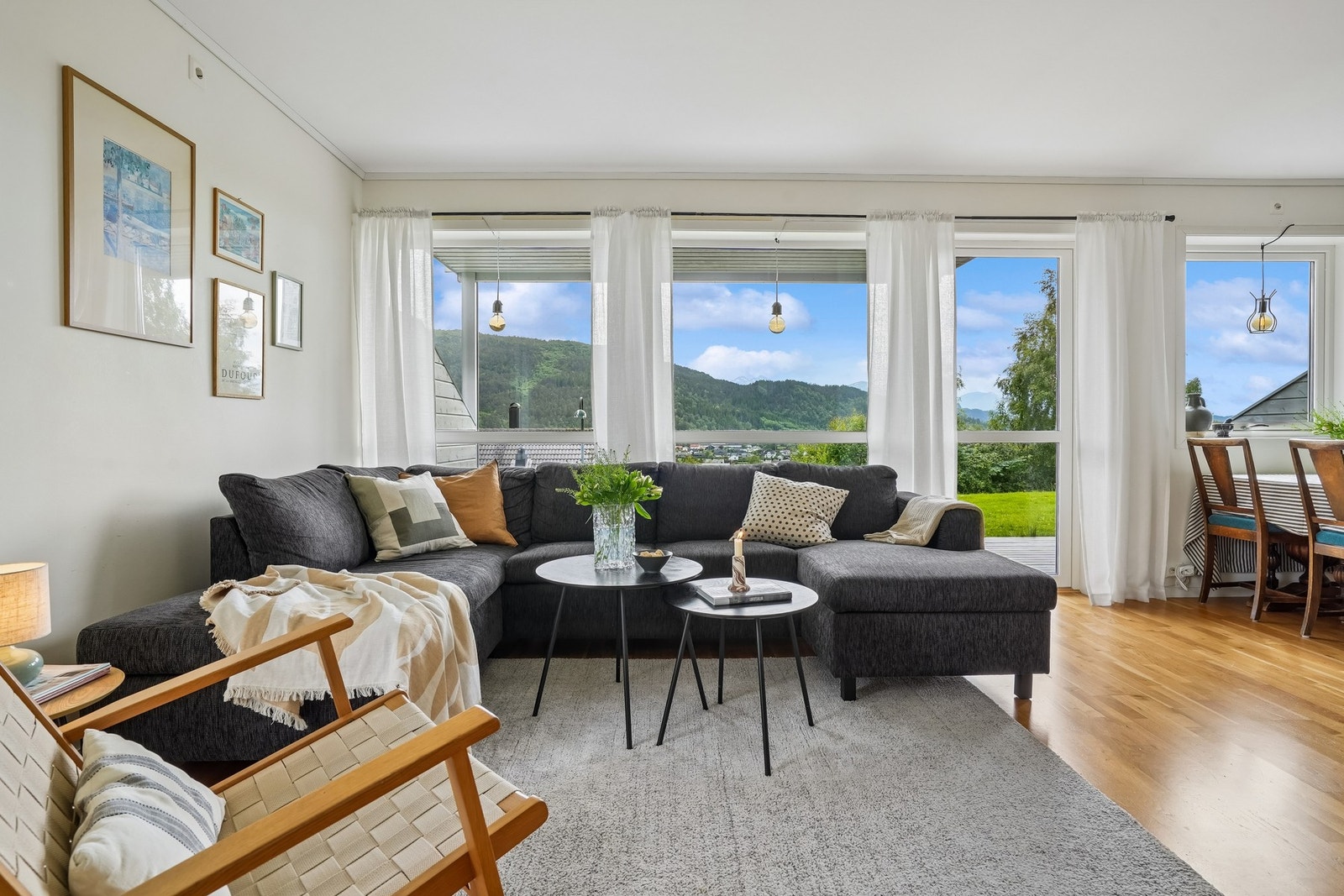 Store vindusflater slipper inn rikelig med dagslys og gir en sømløs overgang til uteområdet. Galleribilde
