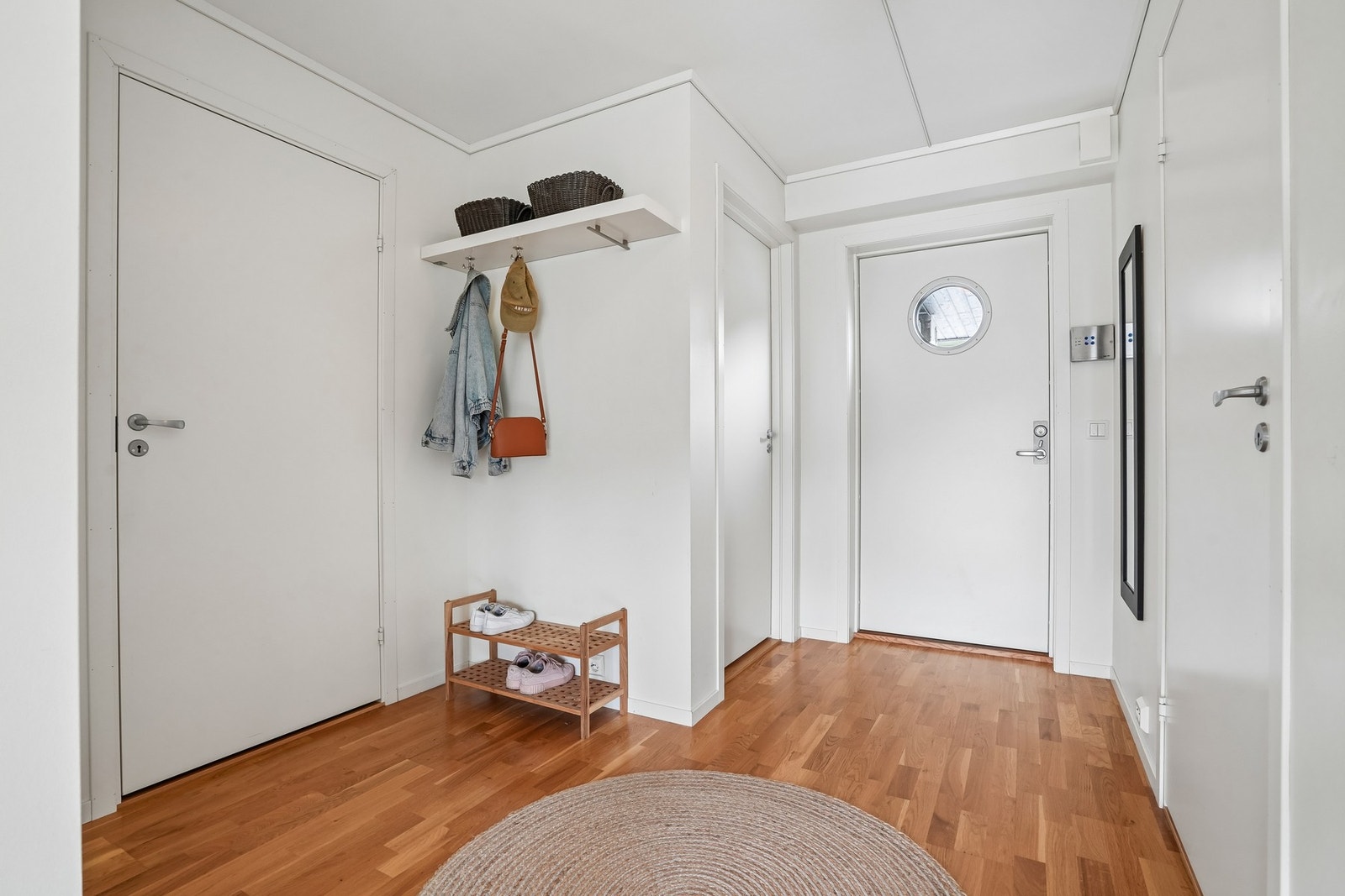 Her ønskes man velkommen av en romslig entré med gode oppbevaringsuligheter. Galleribilde