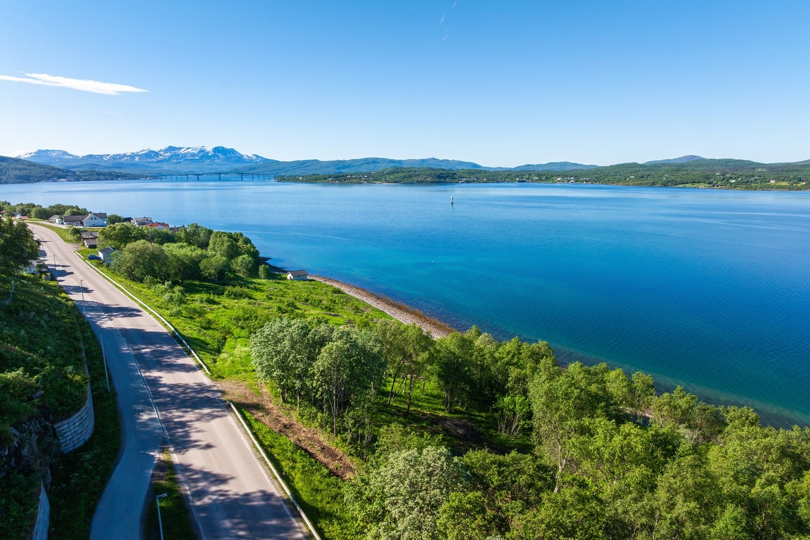 En sjelden mulighet til å sikre seg en attraktiv sjønær tomt i spektakulære omgivelser Galleribilde