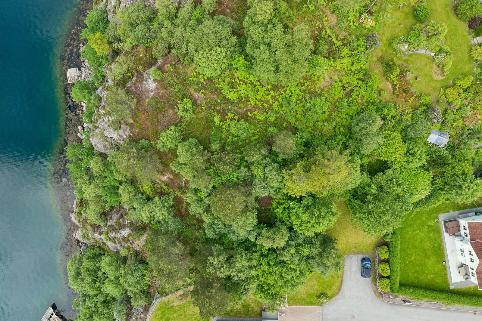 Vann og avløp er tilgjengelig i nærheten av tomtegrensen, og det foreligger tinglyst veirett til eiendommen, se salgsoppgave for mer informasjon. Galleribilde