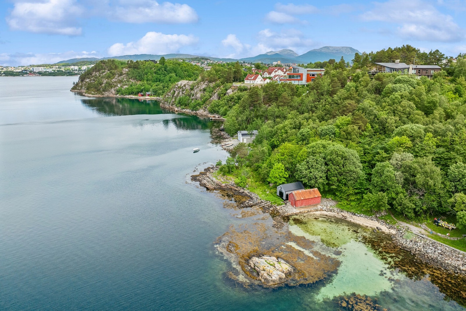 Her vil du bo nær vakre naturperler og fine badeplasser. Galleribilde