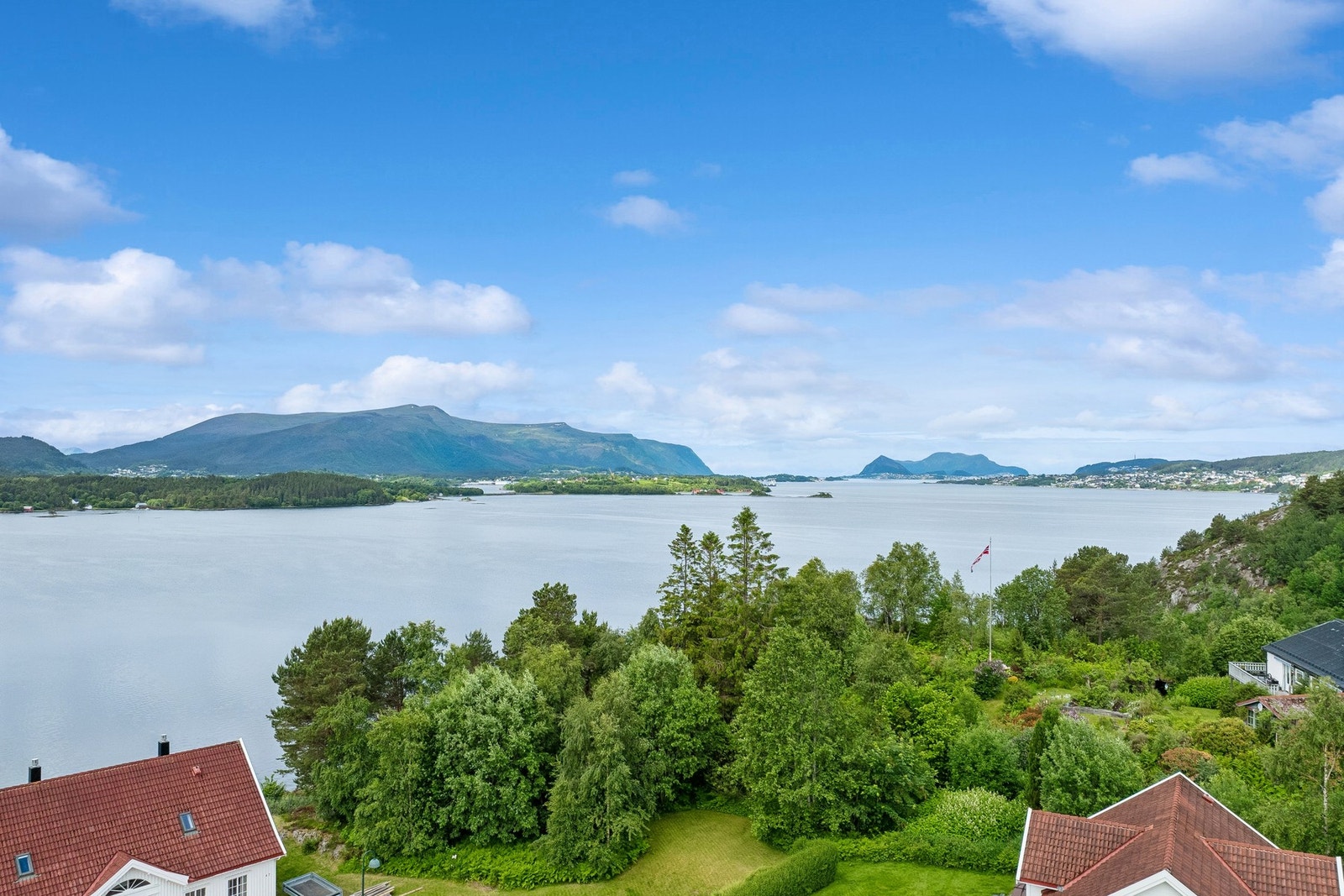 Her får man utsikt, beliggenhet og mulighet til å bygge drømmehuset - tomten er klar for deg! Galleribilde