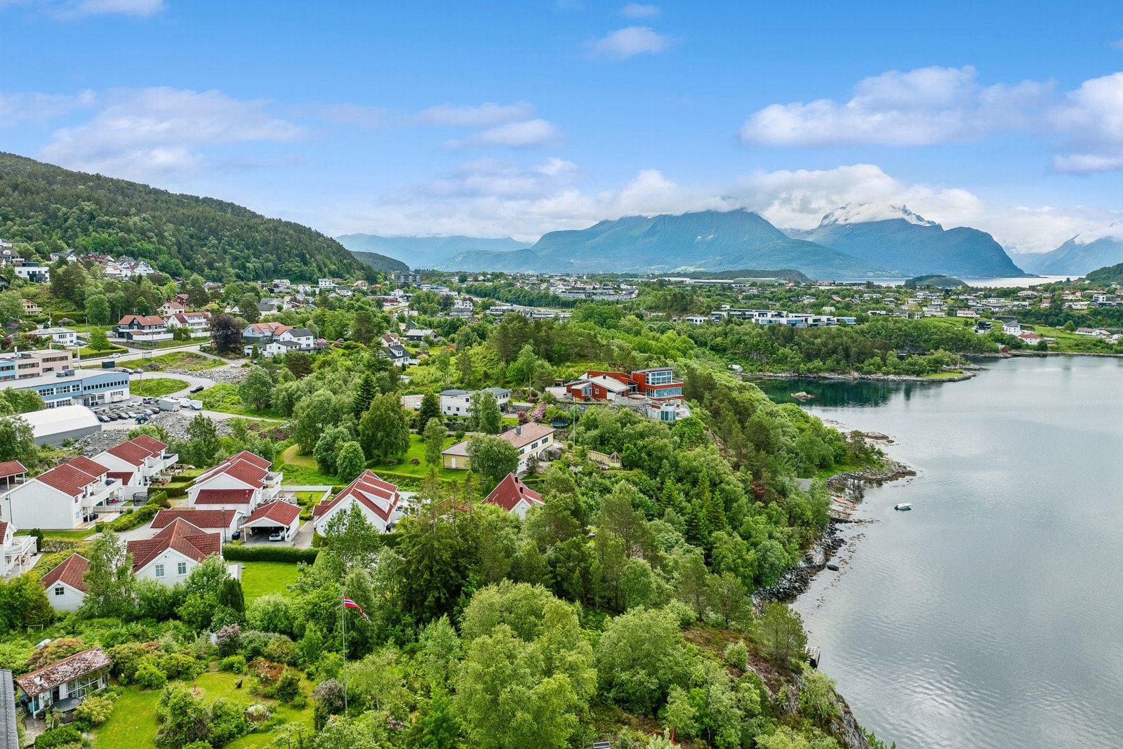 Her får du det beste av to verdener - en naturskjønn beliggenhet ved sjøen og tryggheten ved å være en del av et etablert boligområde uten gjennomgangstrafikk. Galleribilde