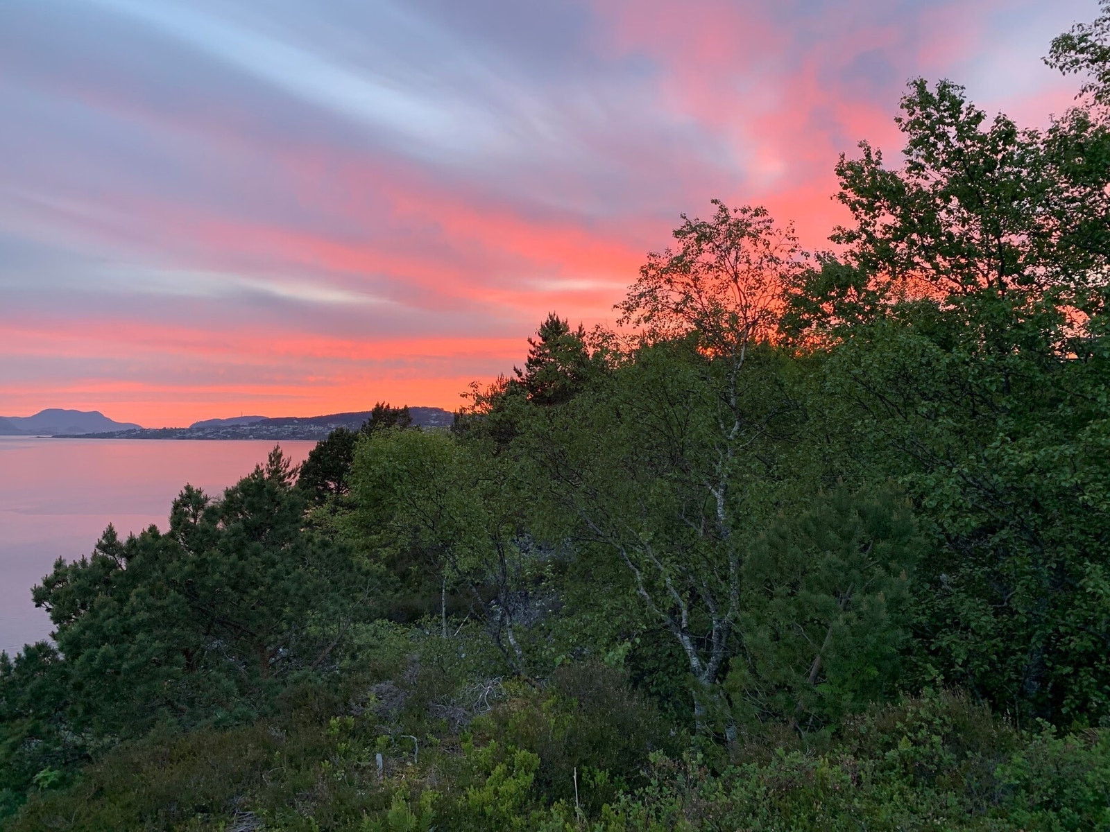 Vi avslutter med bilder tatt av selger. Når kvelden senker seg, kan du nyte vakre solnedganger over fjorden og et fargespill som setter sitt preg på omgivelsene. Galleribilde