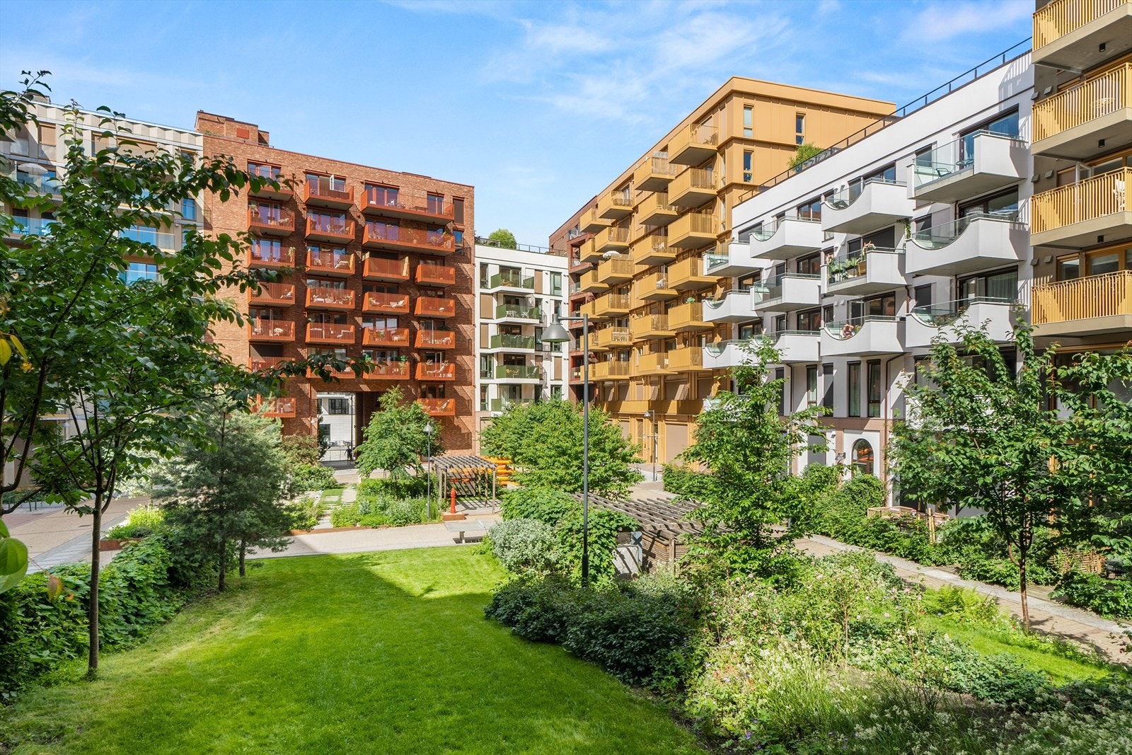 Sameiet har velholdte og hyggelige fellesarealer med flott beplantning og flere sittegrupper. Galleribilde