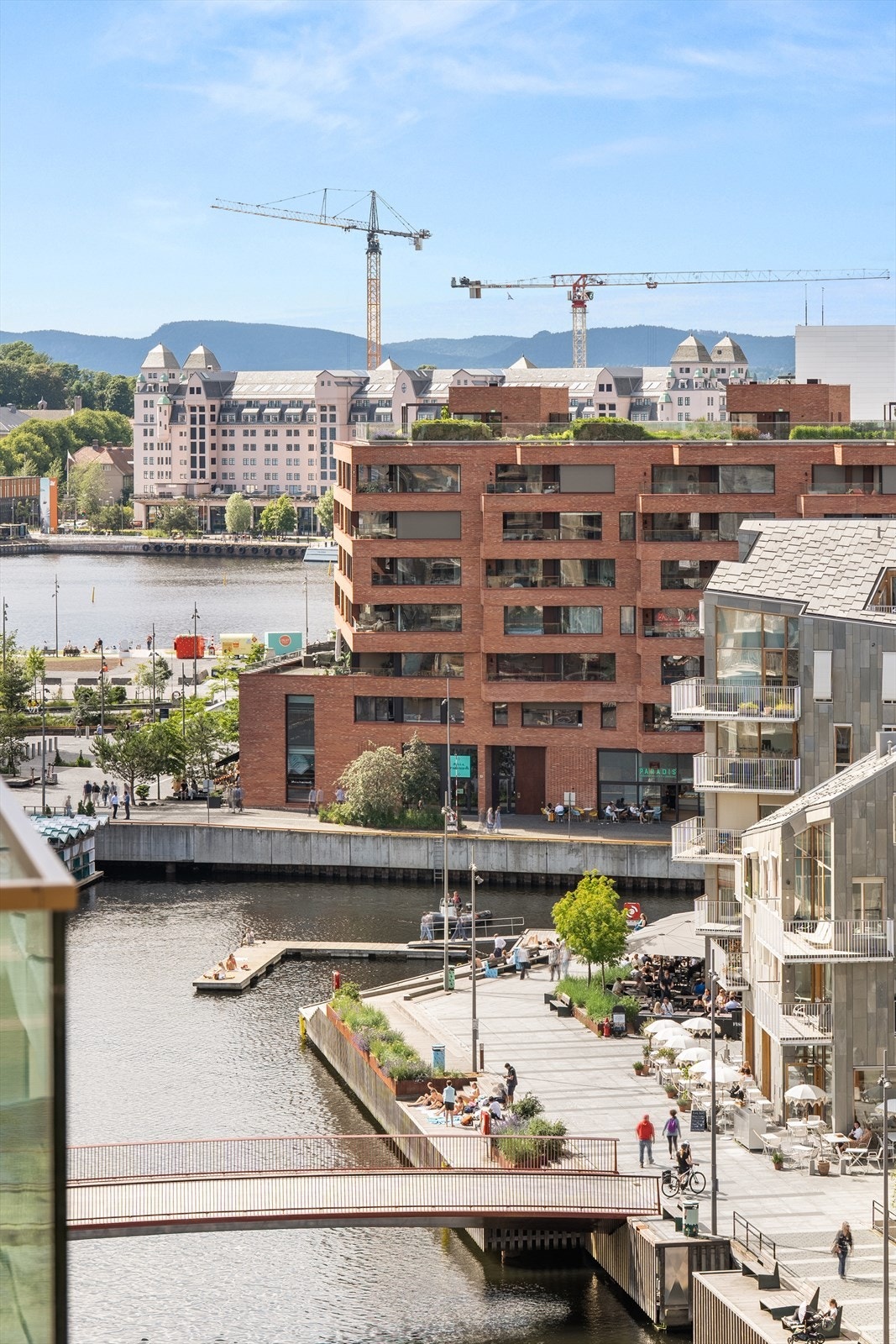 Boligen har en svært attraktiv og sentral beliggenhet i Rostockgata, midt i moderne og urbane Bjørvika - en av Oslos mest spennende bydeler. Galleribilde