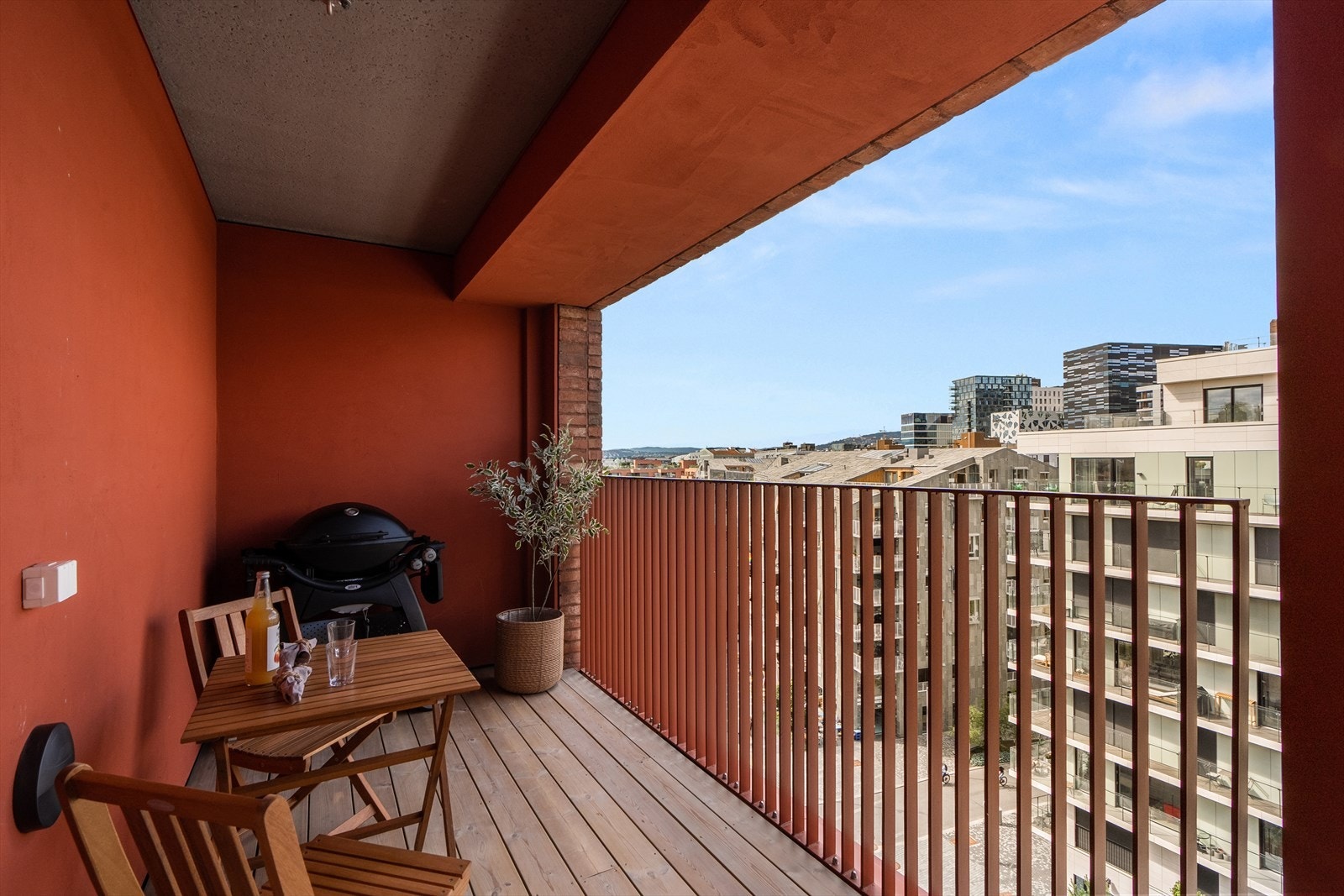 Balkongen har god plass til både utemøblement og grill. Galleribilde