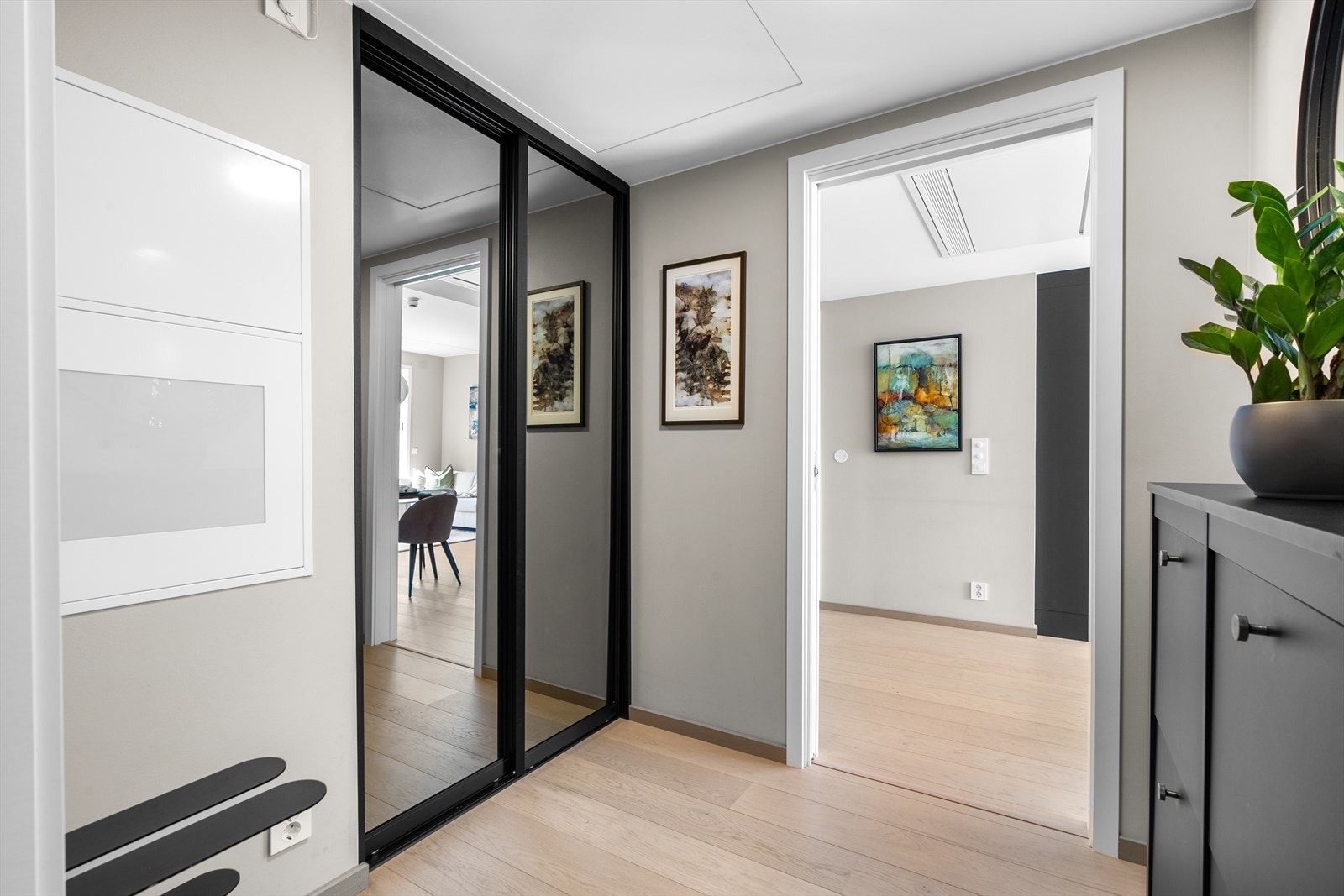 Entréen har en praktisk utforming med god plass til oppbevaring av yttertøy og sko i garderobeskap. Galleribilde
