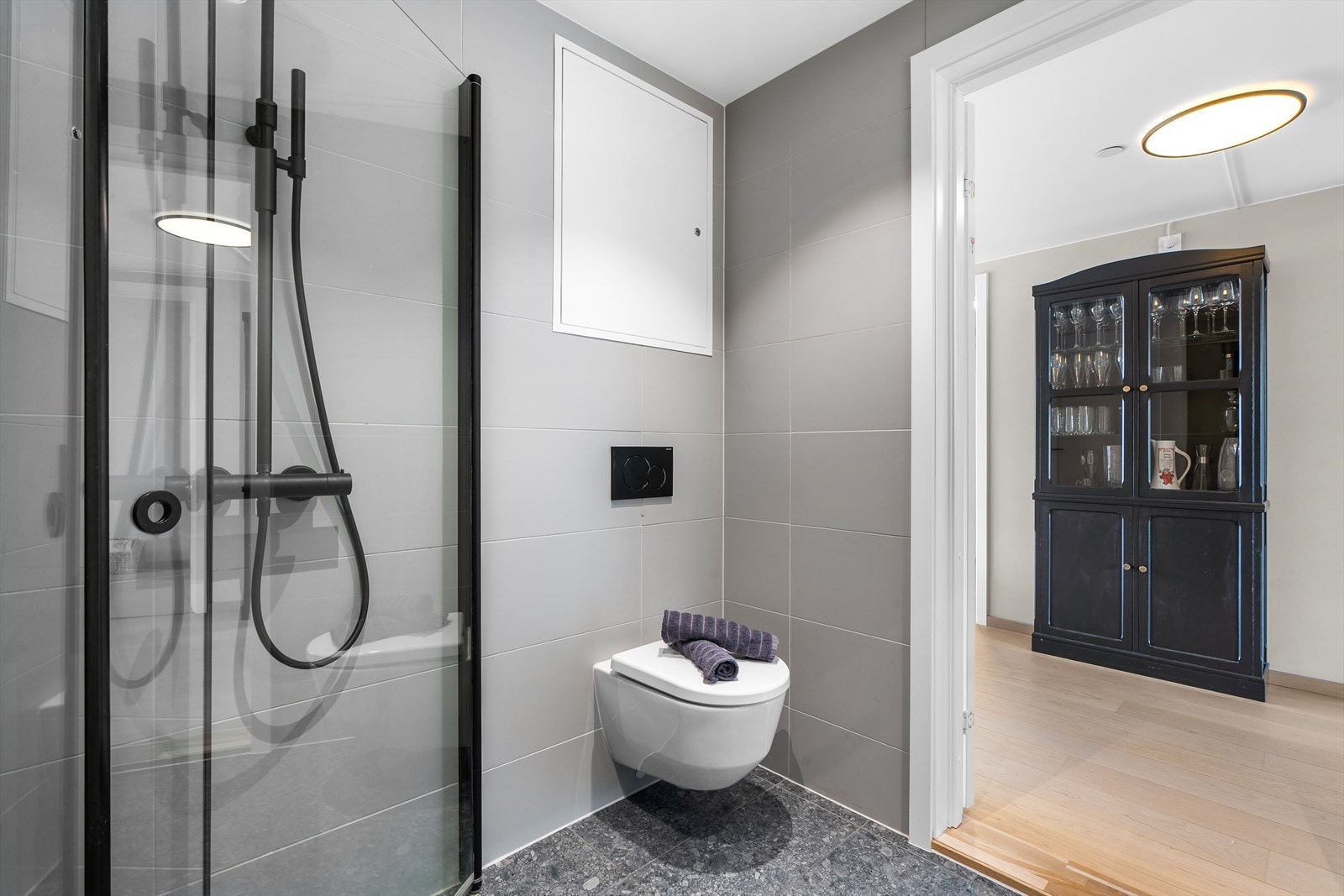 Det er i tillegg opplegg for vaskemaskin og tørketrommel, noe som gir en praktisk og arealeffektiv løsning i hverdagen. Badet har balansert ventilasjon. Galleribilde