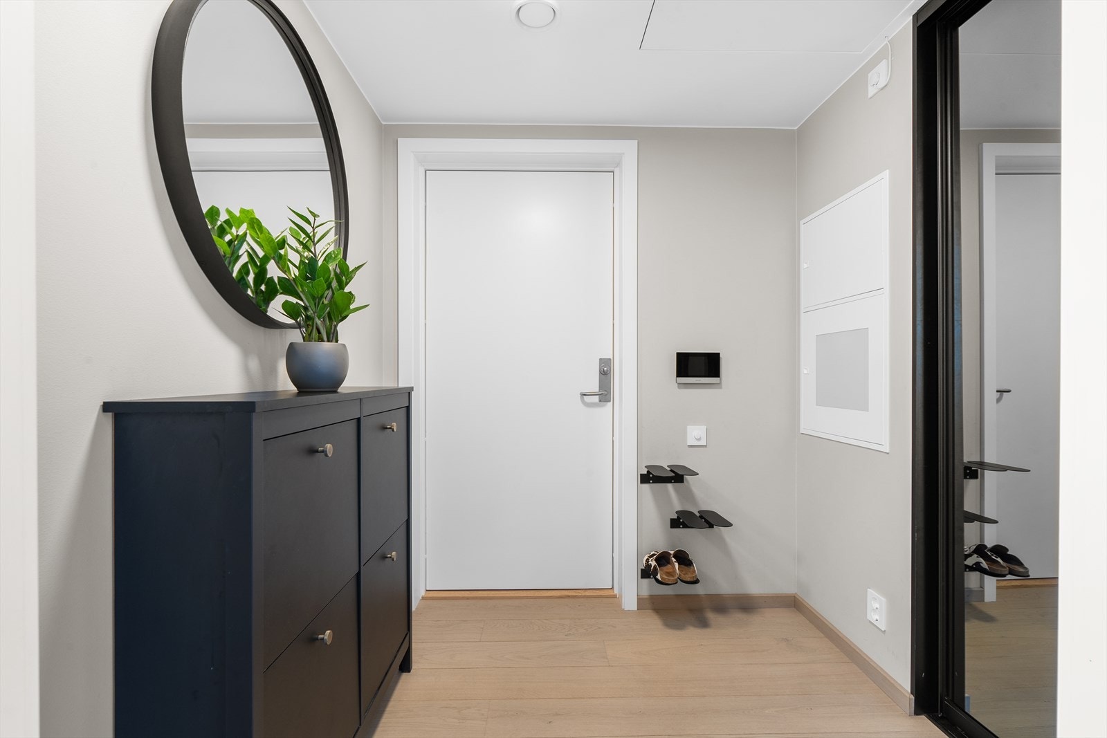 Velkommen inn i en romslig og innbydende entré som gir et godt førsteinntrykk av boligen. Galleribilde