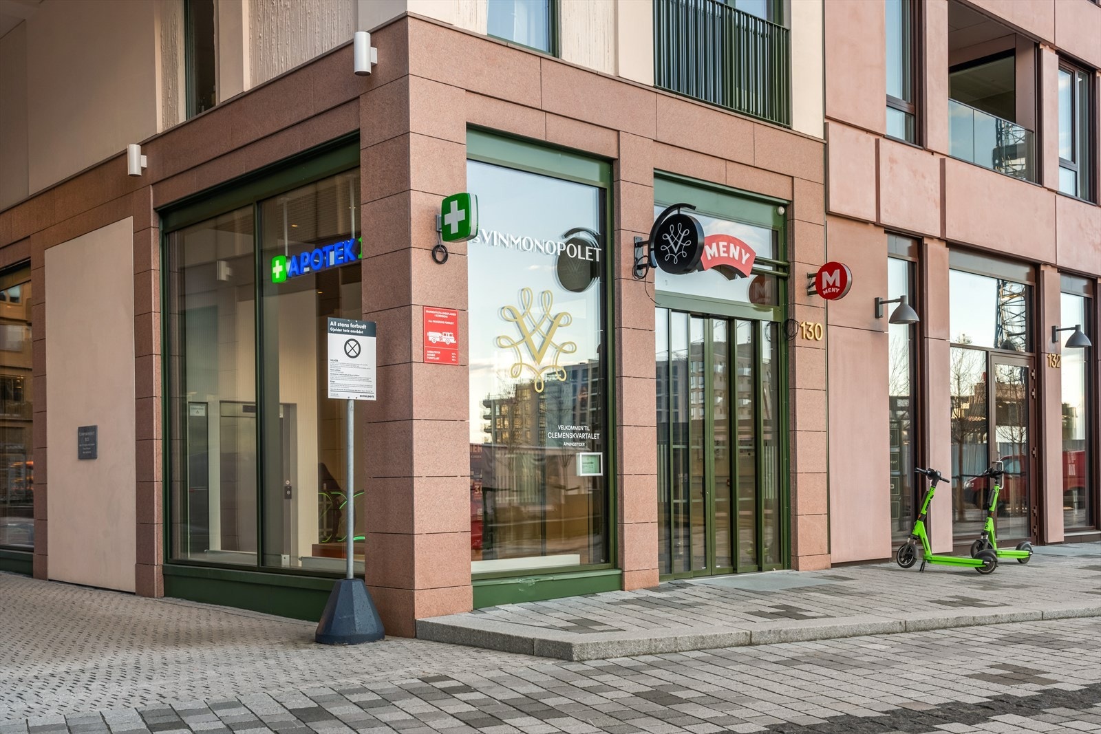 Fra leiligheten er det kort vei til et imponerende utvalg av butikker og servicetilbud. Galleribilde