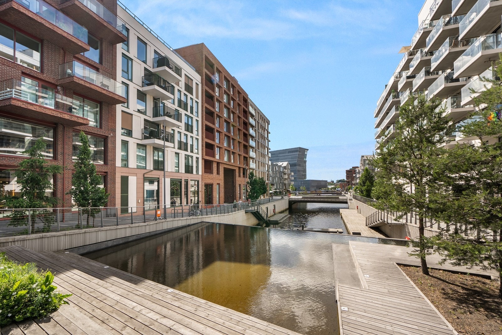 Her bor du i et fremtidsrettet område med høy arkitektonisk kvalitet, rett ved fjorden og med umiddelbar nærhet til alt Oslo har å by på. Galleribilde