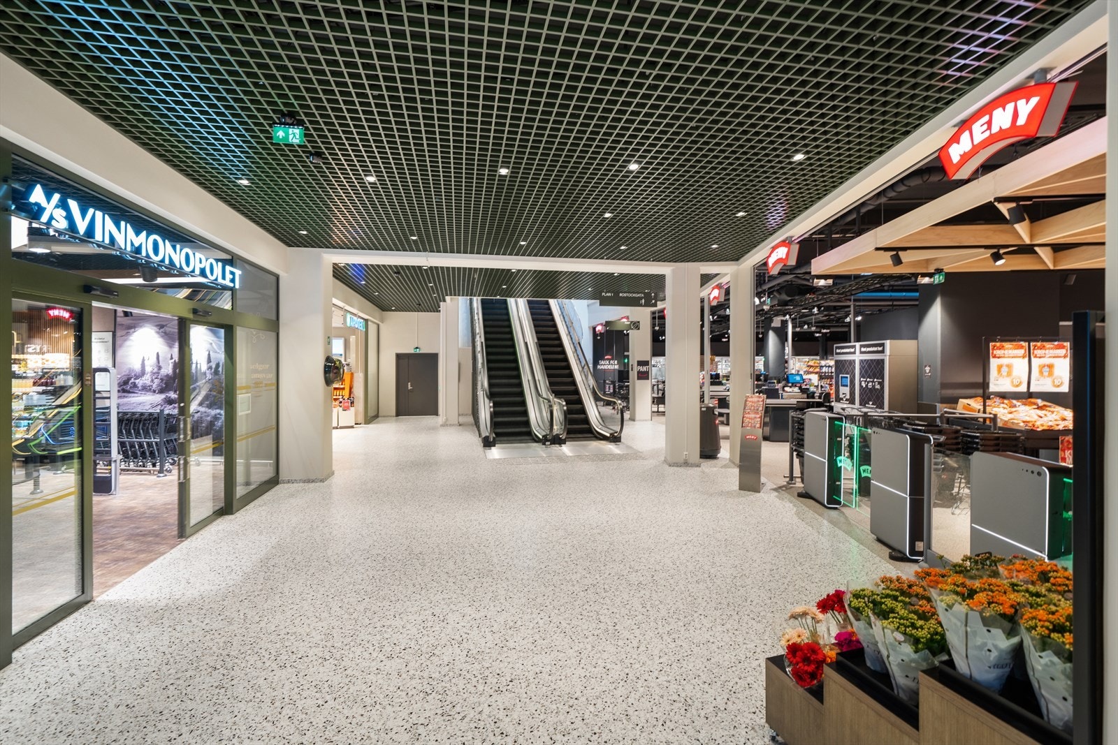 Innen få minutters gange finner du dagligvarebutikker som Meny, Rema 1000 og Kiwi, samt Vinmonopol, apotek, Jernia og delikatesseforretninger. Galleribilde