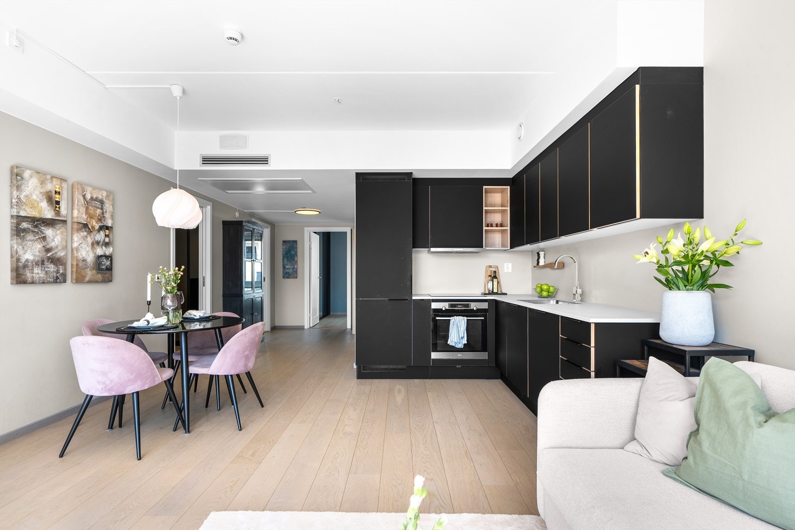 Boligen via viftekonvektor tilknyttet fjernvarmeanlegg og har balansert ventilasjon for et godt inneklima. Galleribilde