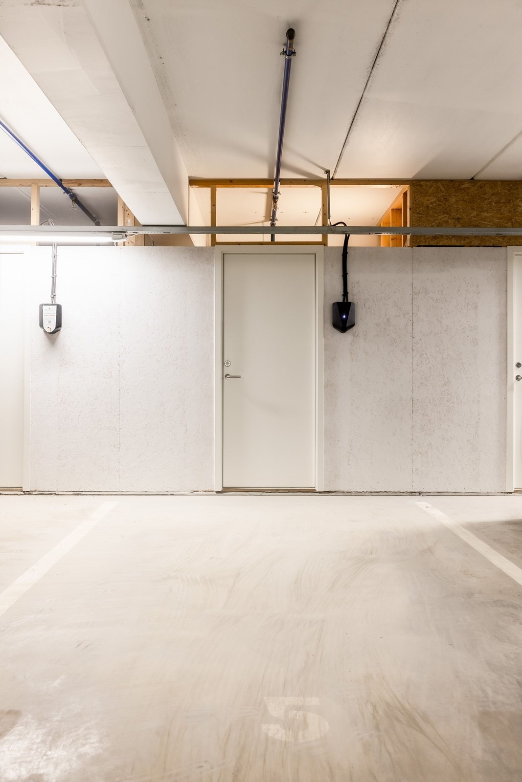 Leiligheten disponerer en garasjeplass med elbil-lader i felles garasjeanlegg. Galleribilde