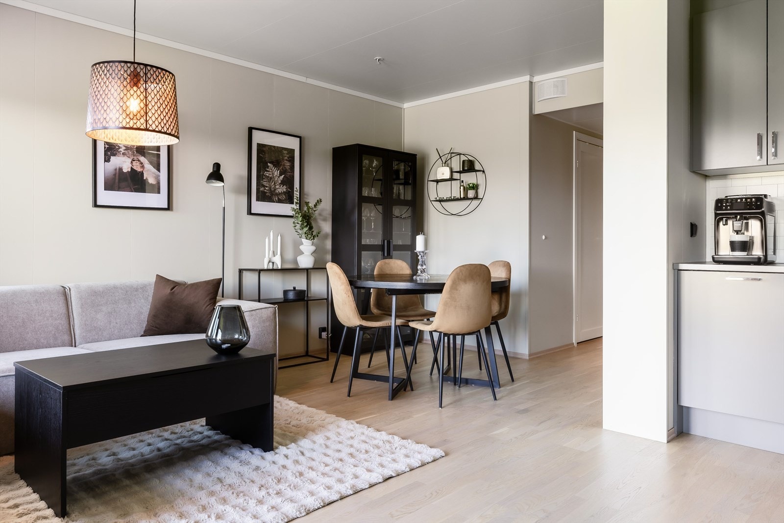 Stuen er enkel å møblere med sofa med salongbord, mediemøblement med tv og et spisebord. Galleribilde