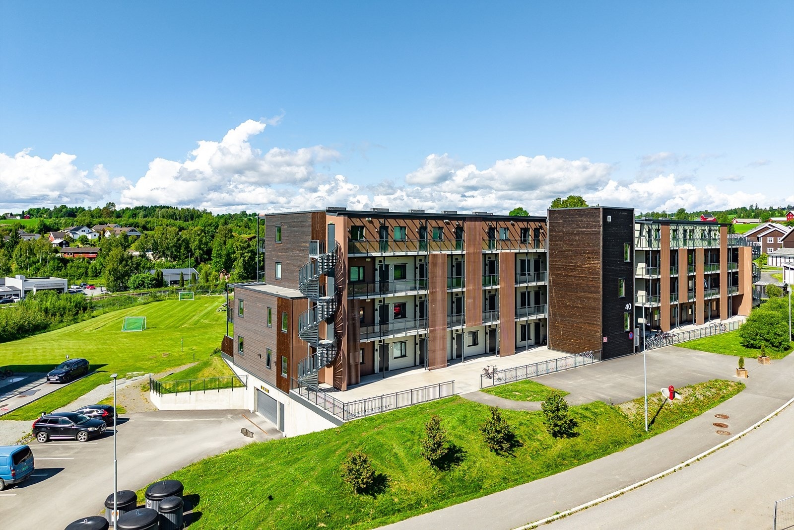 Felles eiertomt for sameiet på ca. 3 734,8m². Fellesarealer er ryddig og pent opparbeidet med gressplen, diverse beplantning og asfalterte internveger og parkeringsarealer. Galleribilde