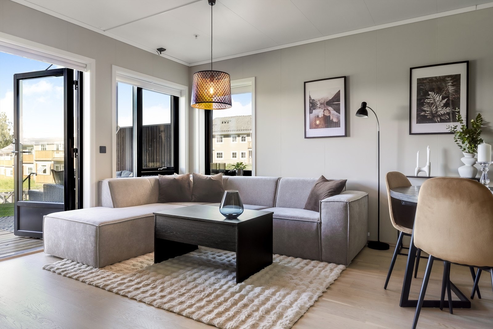 Leiligheten ligger på enden i byggets 1. etasje med egen inngangsdør på bakkeplan, og har en god planløsning som utnytter plassen optimalt. Galleribilde
