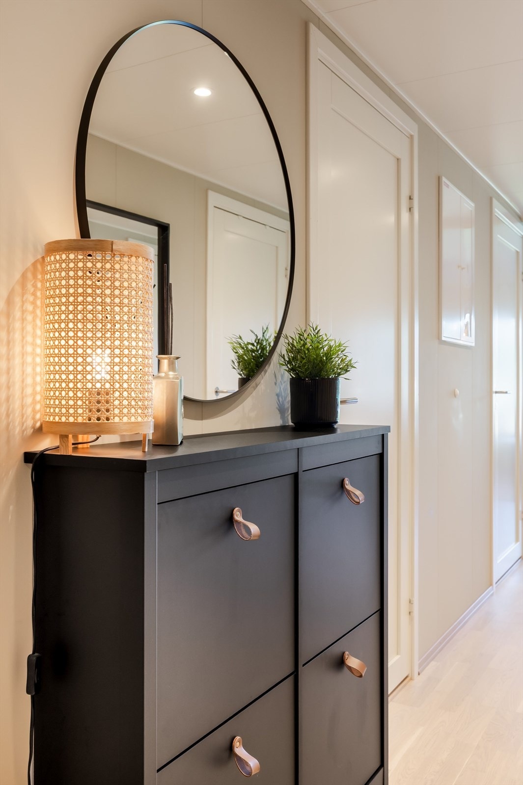 Entréen har downlights i himlingen og plass til sko i medfølgende skoskap. Galleribilde