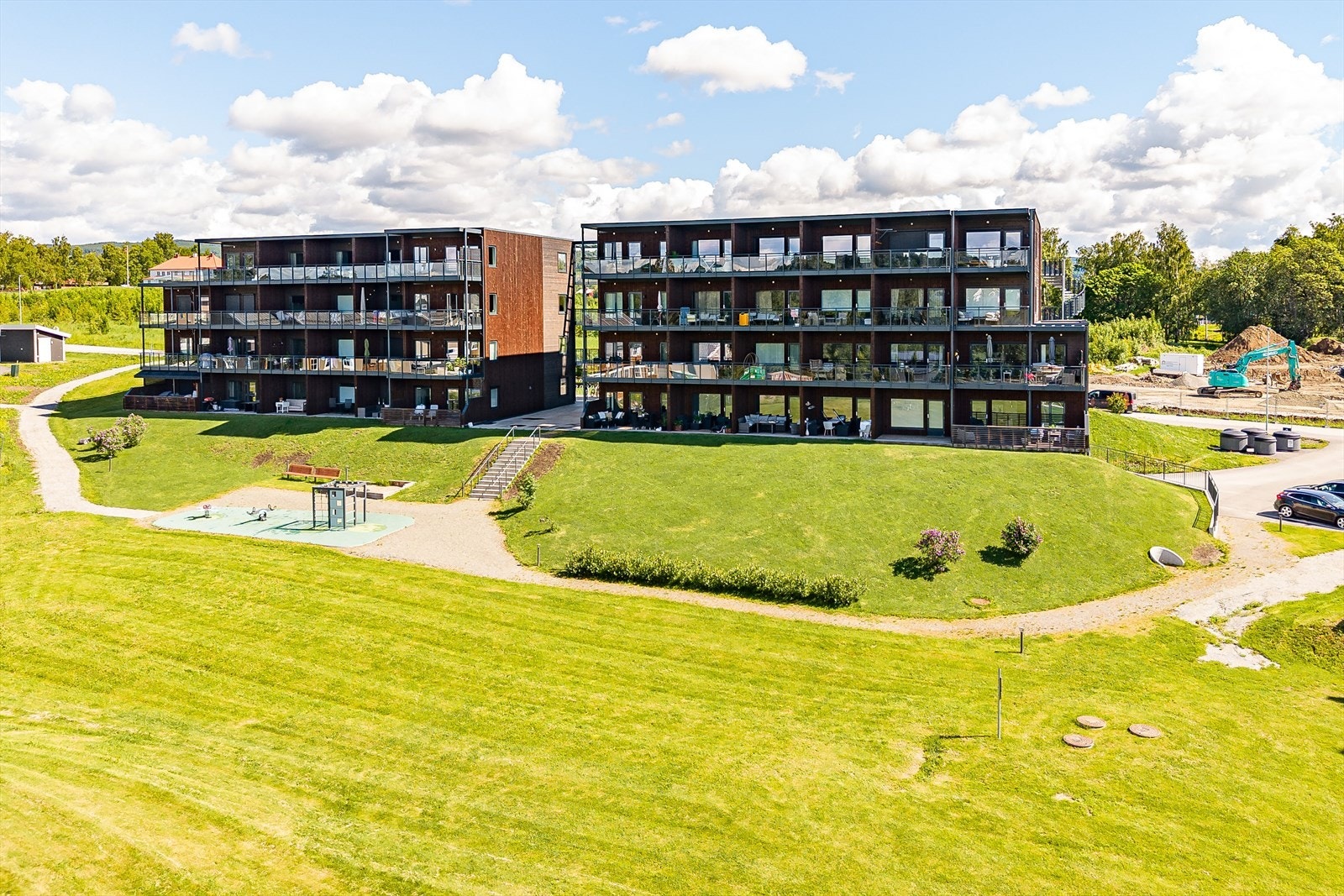 Leiligheten er en del av Nydal Park og ligger fint til i et nyetablert og fint område midt mellom Hamar og Brumunddal. Fra leiligheten er det kort gangavstand til Kiwi Nydal og bussholdeplass med totalt 8 ulike linjer. Galleribilde