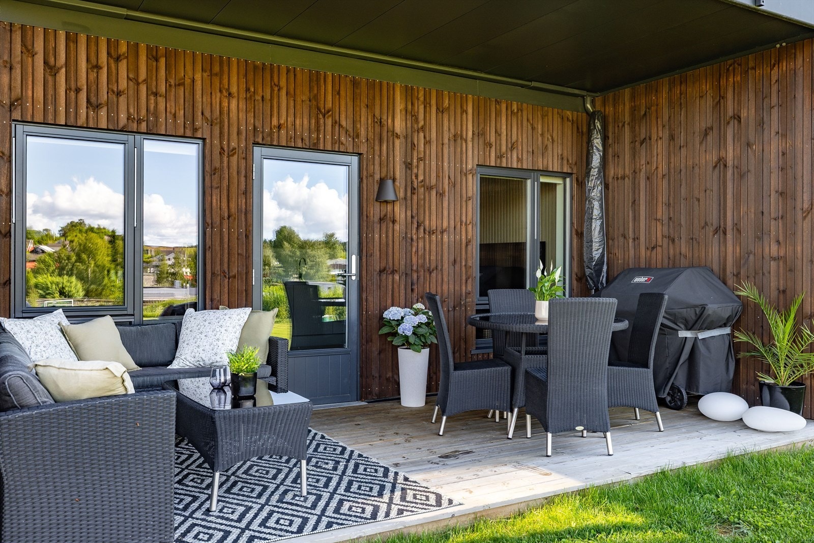 Fra stuen er det utgang til solrik sydvestvendt terrasse på 14m² som er perfekt for lange og late sommerddager. Galleribilde