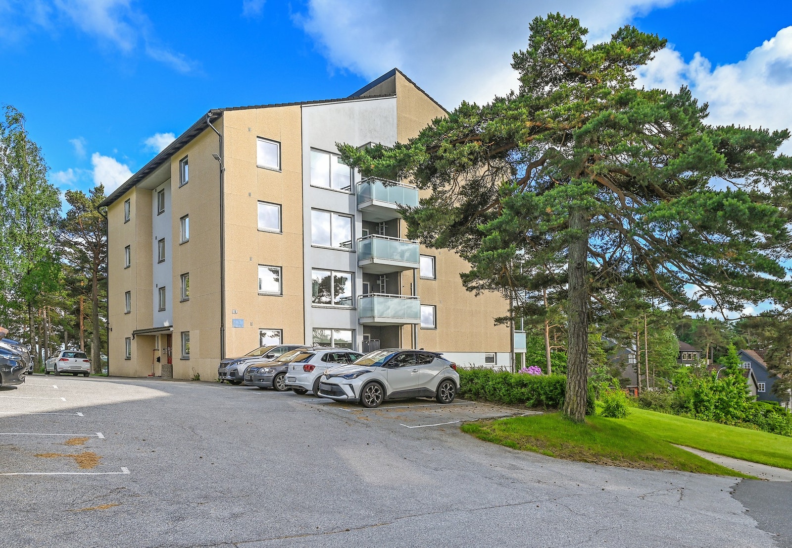 Rett på utsiden er det felles parkeringsplass. Galleribilde