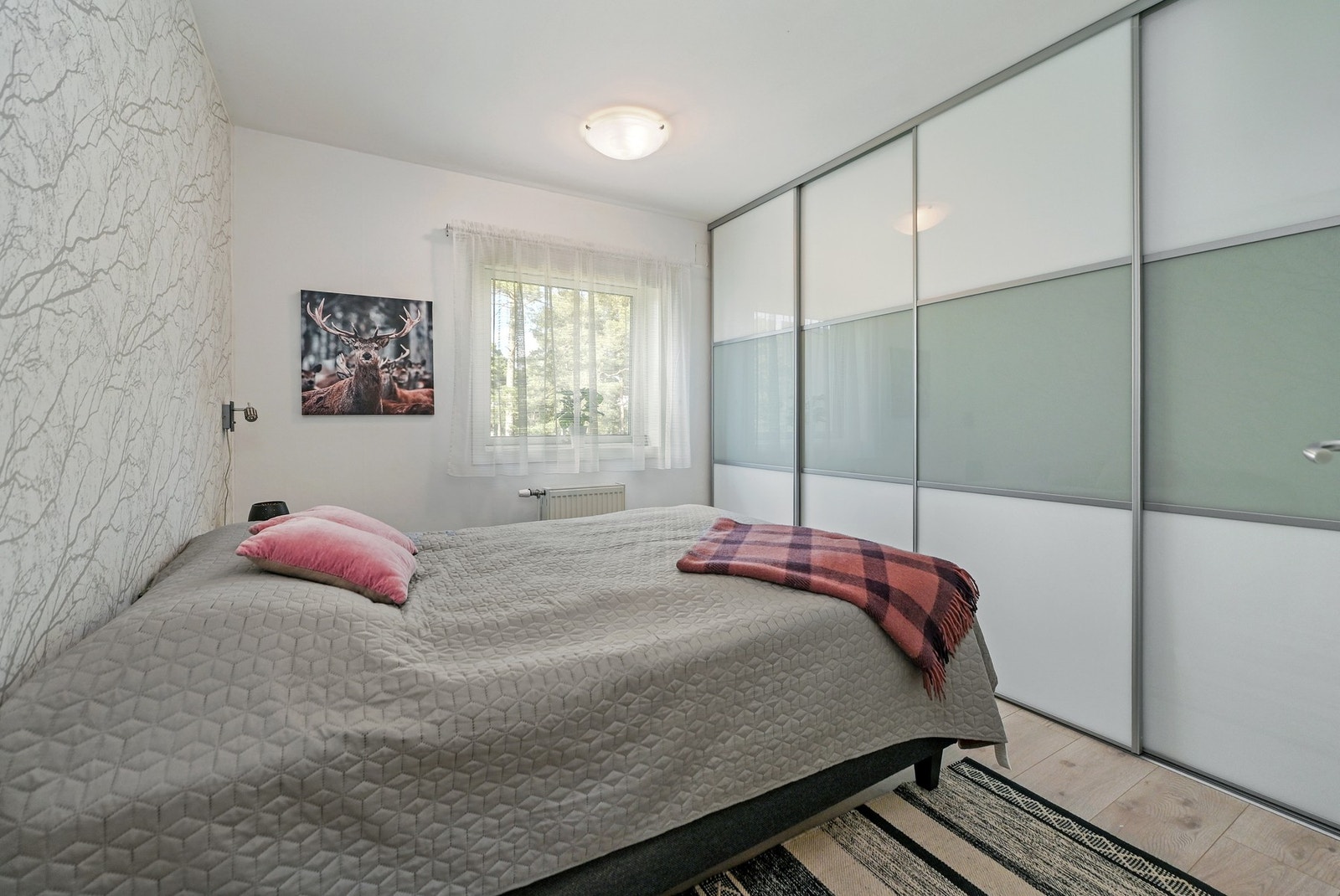 Her er det masse skapplass i skyvedørsgarderobe. Galleribilde