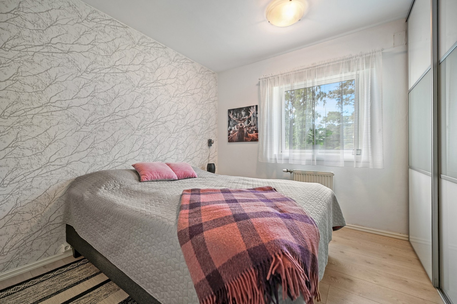 Hovedsoverom med pent laminatgulv og slette vegger. Galleribilde