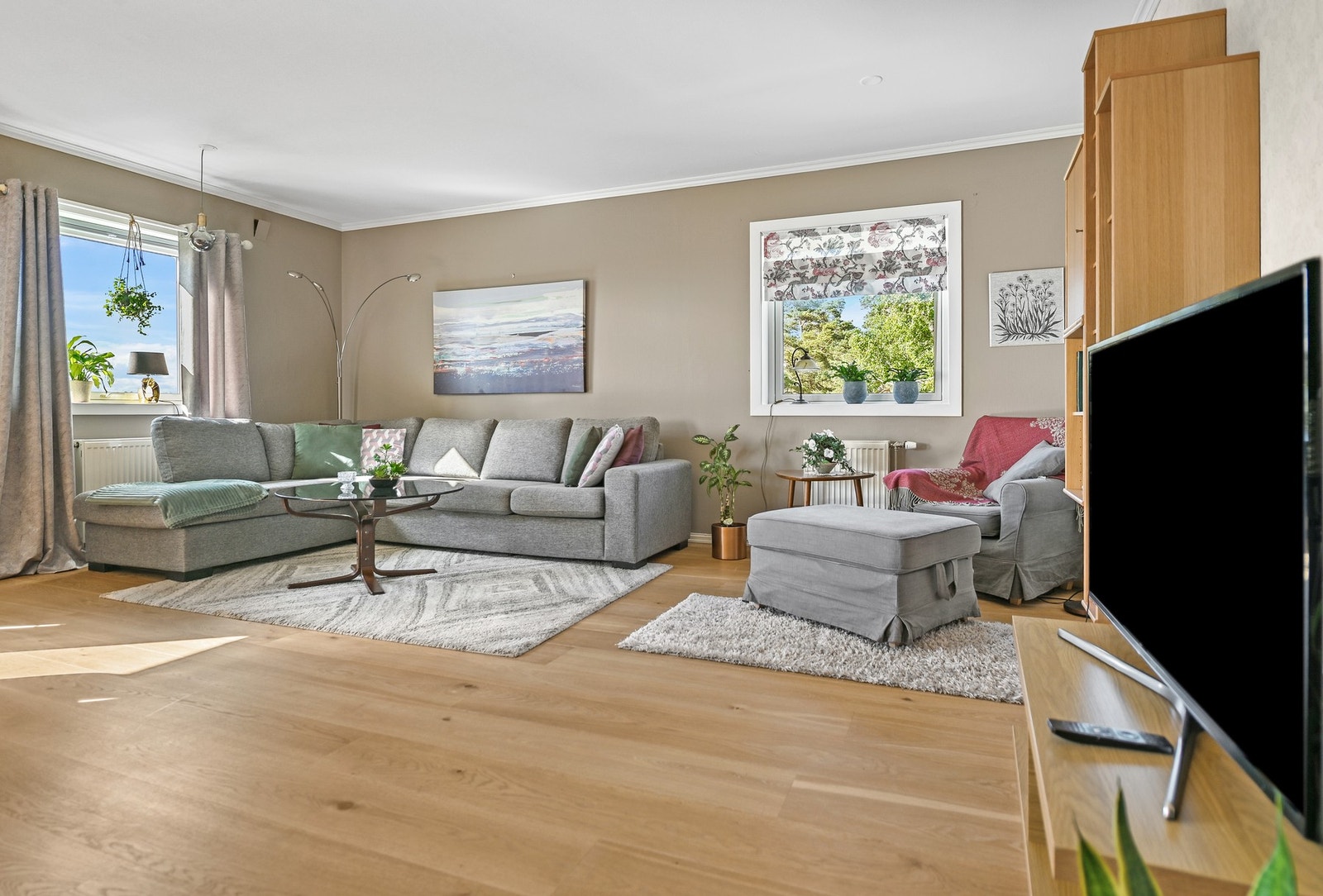 Her har man plass til både spisebord og sofakrok. Galleribilde