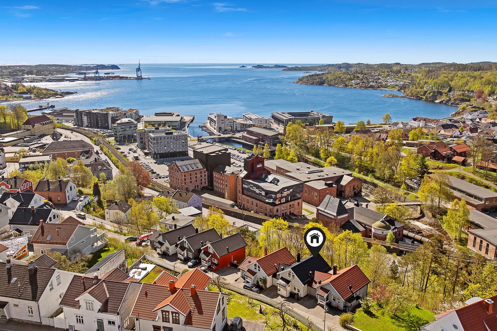 En romslig og familievennlig bolig over tre etasjer, med flott utsikt og en sentral beliggenhet. Galleribilde