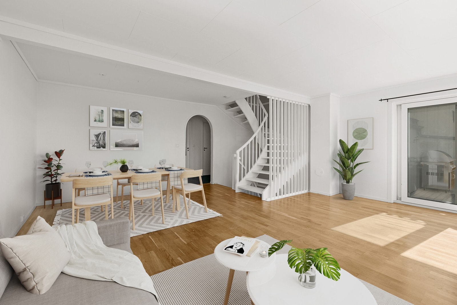 Stuen er romslig og har god plass til både sofagruppe og spisegruppe. Digitalt stylet. Galleribilde
