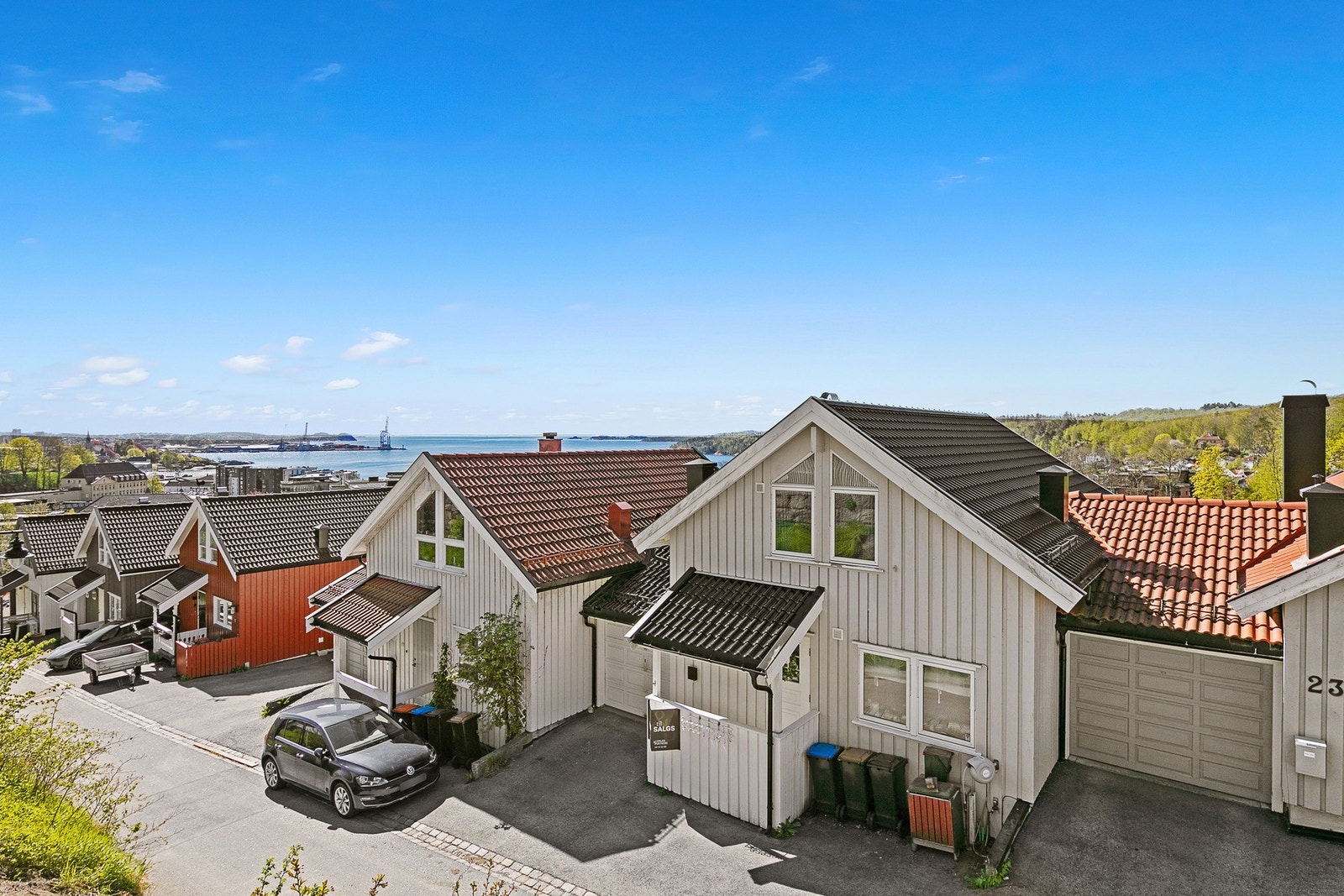 Parkering i egen garasje vegg-i-vegg med boligen, i tillegg til mulighet for parkering utenfor boligen på sameiets fellestomt. Galleribilde