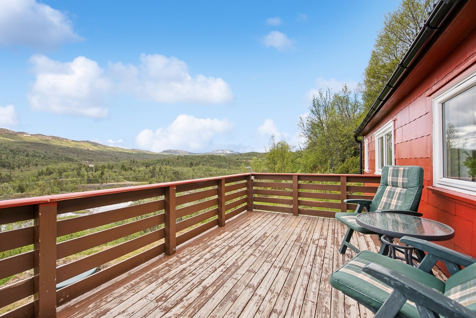 Utsikten fra terrassen strekker seg over det åpne landskapet. Galleribilde