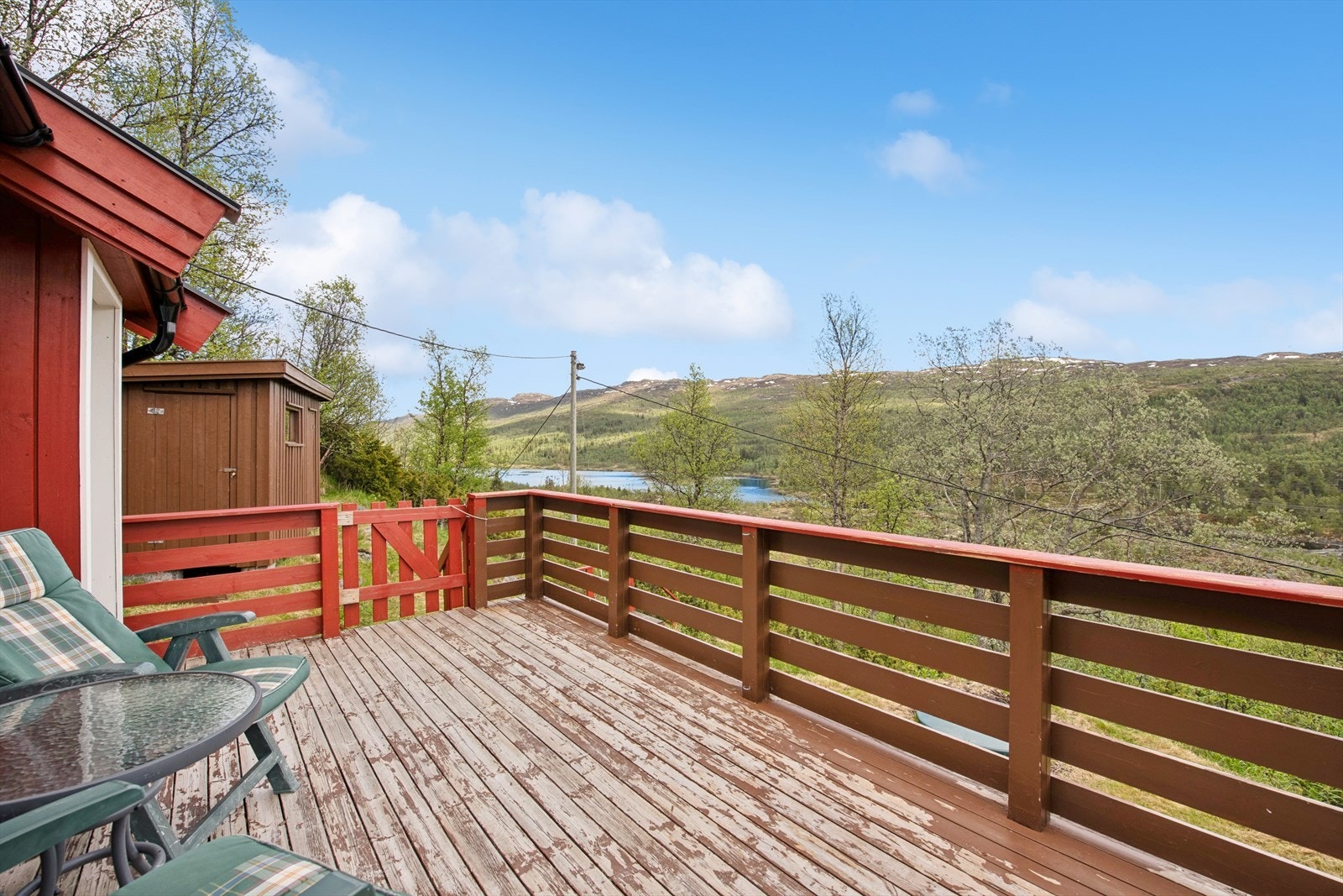 Her får du en kombinasjon av ro, natur og utsikt med panoramautsikt over fjell og vidder, samt svært gode solforhold gjennom store deler av dagen. Selger er i gang i disse dager med sliping og beisng av terrasse. Galleribilde