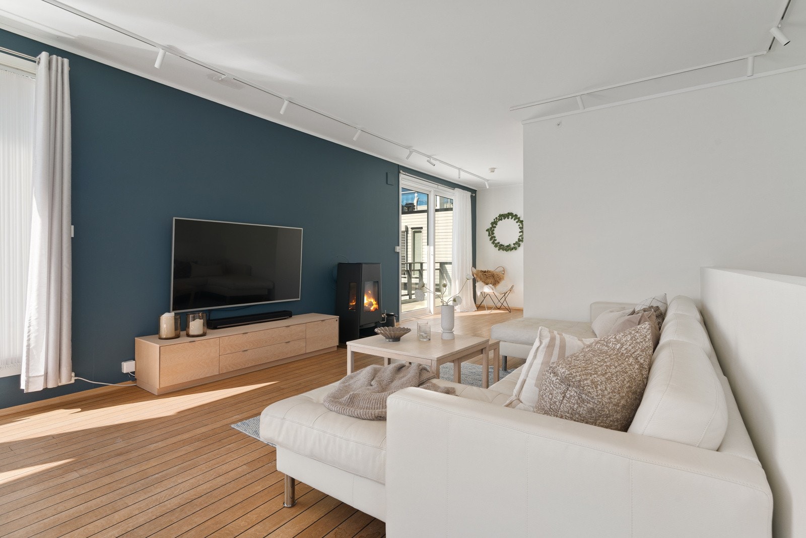 Boligen har X-Comfort-styring av alle lys, samt varmekabler på bad og gang, som kan fjernstyres fra mobilapp.