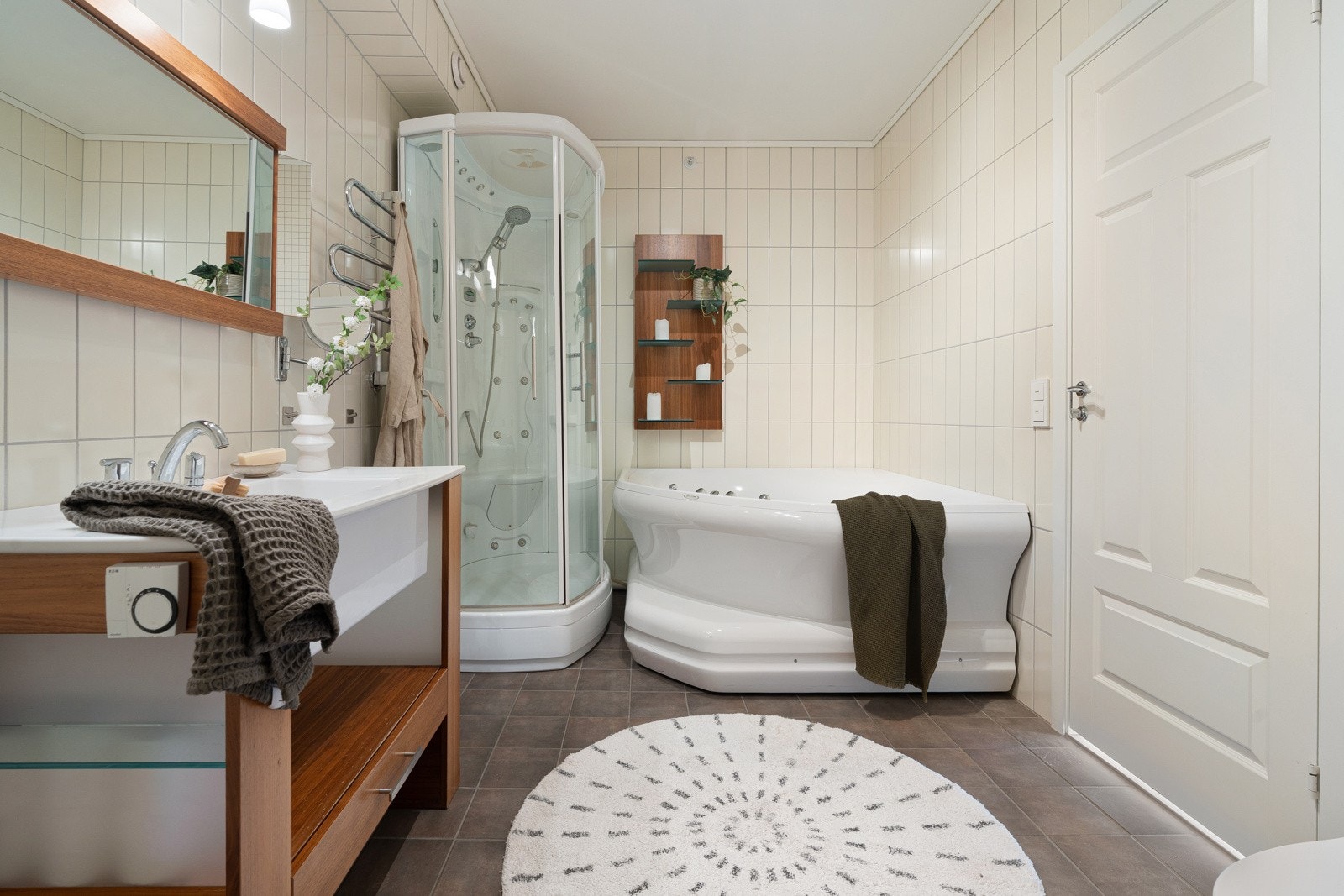 Badet kombinerer funksjonalitet og komfort, med badekar som gir mulighet for litt ekstra hverdagsluksus.