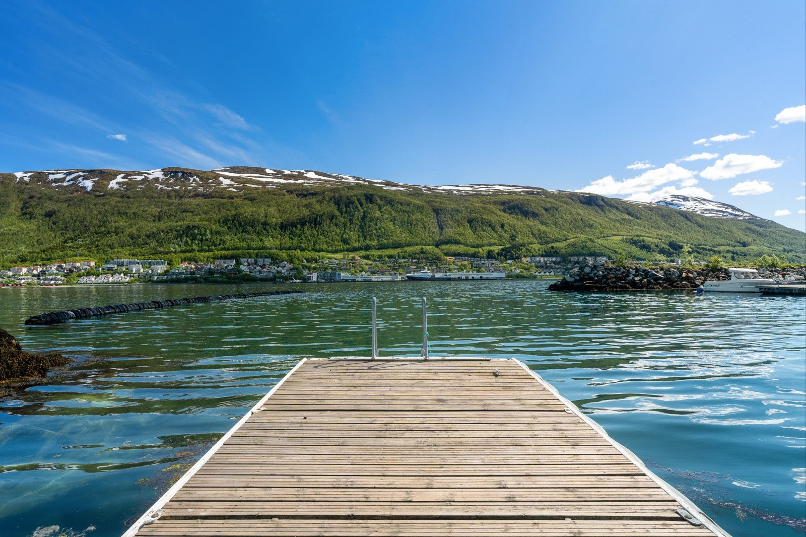 Den private flytebrygga eies av sameiet og er perfekt på fine dager hvor man ønsker enkel tilgang til vannet.