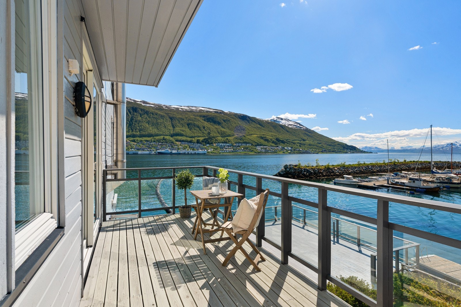 Fra verandaen kan utsikten nytes uten visuelle hindringer takket være rekkverk i glass.