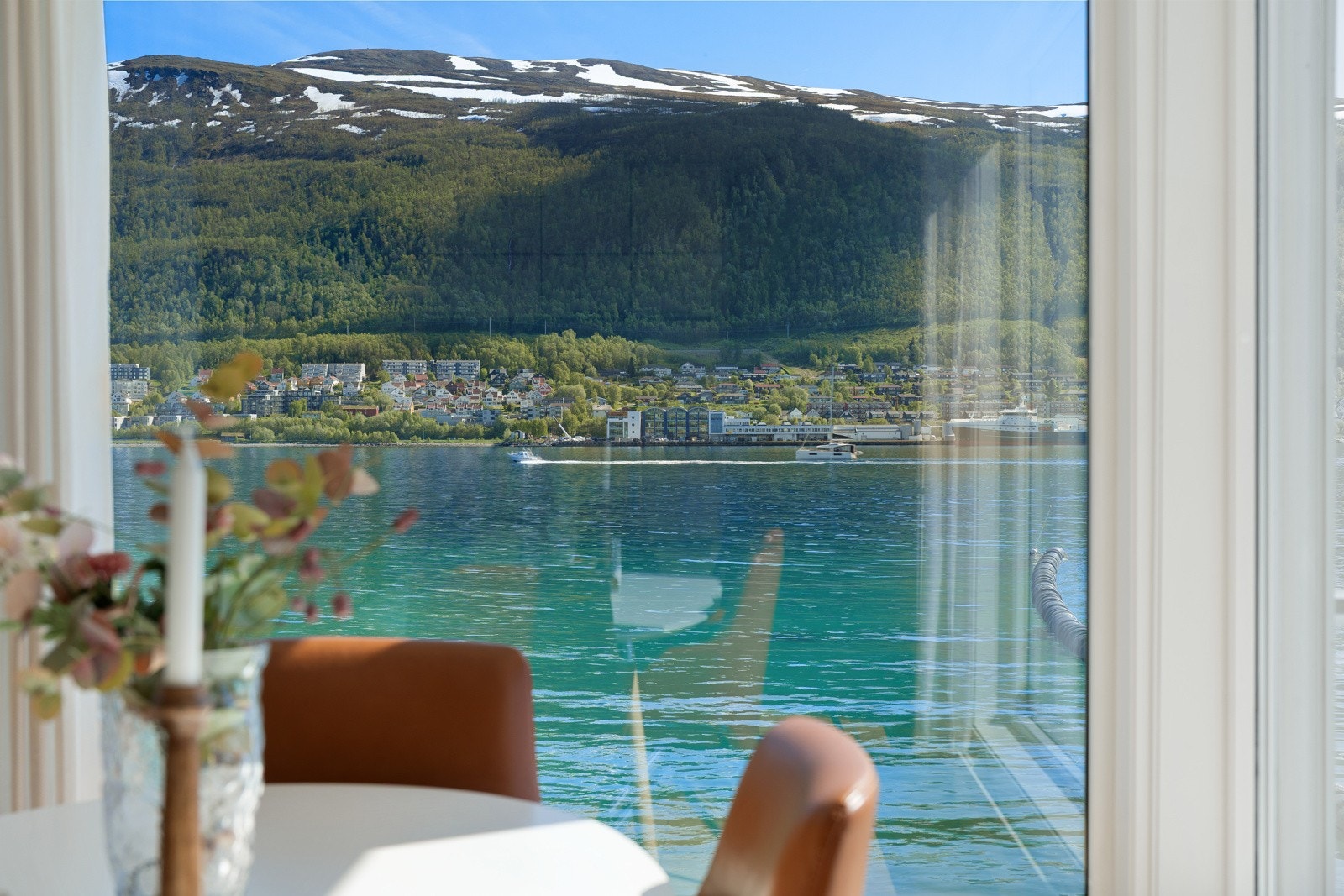 Den gode utsikten innbyr til lange og hyggelige måltider ved bordet.