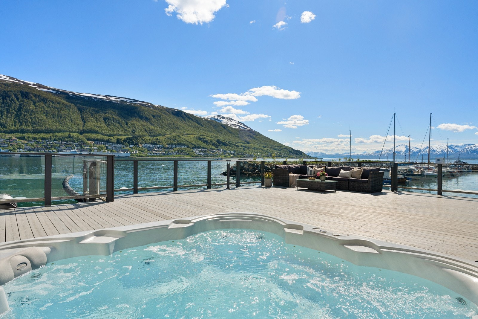 Jacuzzien bidrar til en eksklusiv uteplass og gir gode muligheter for velvære året rundt.