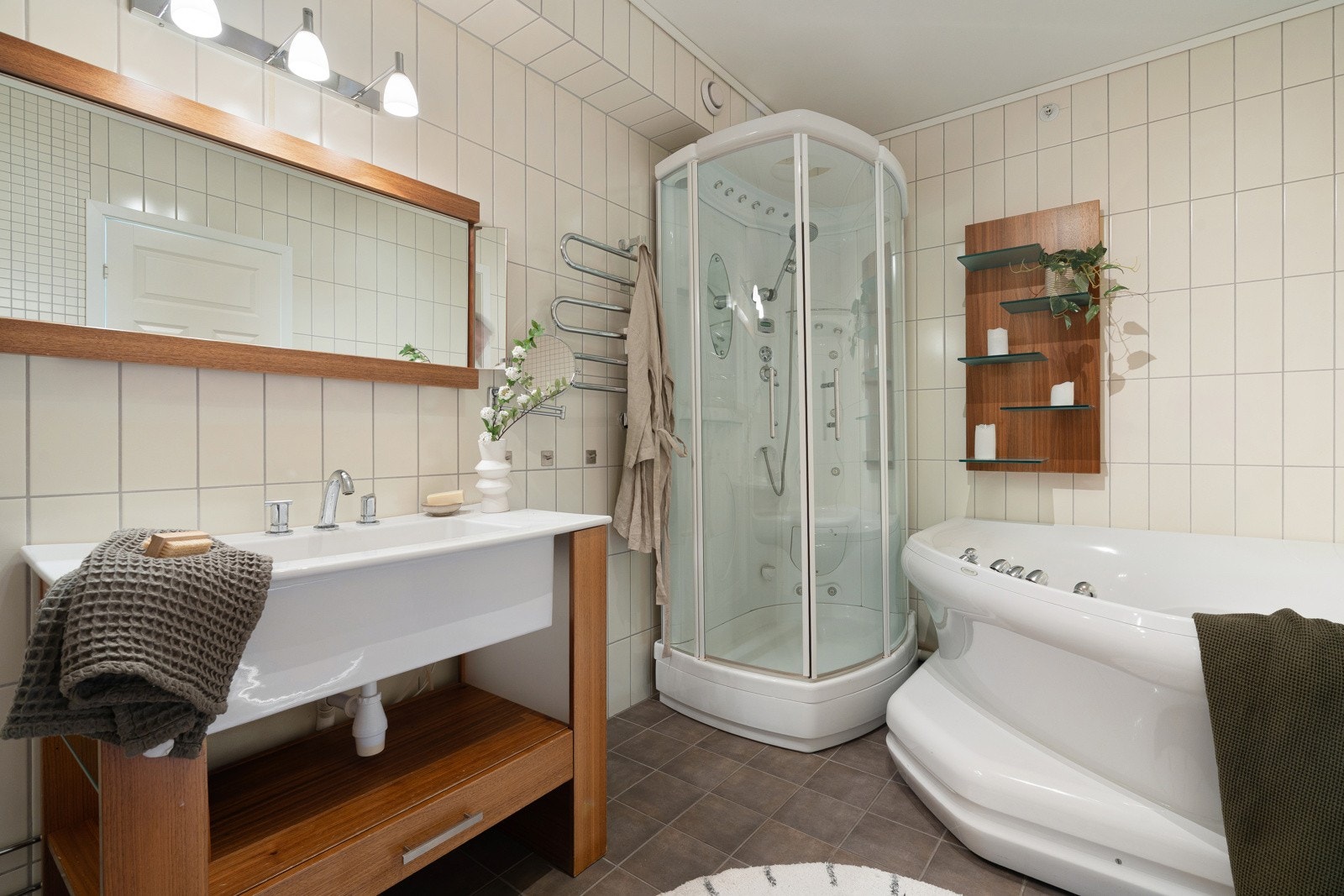 Badet er komplett flislagt.