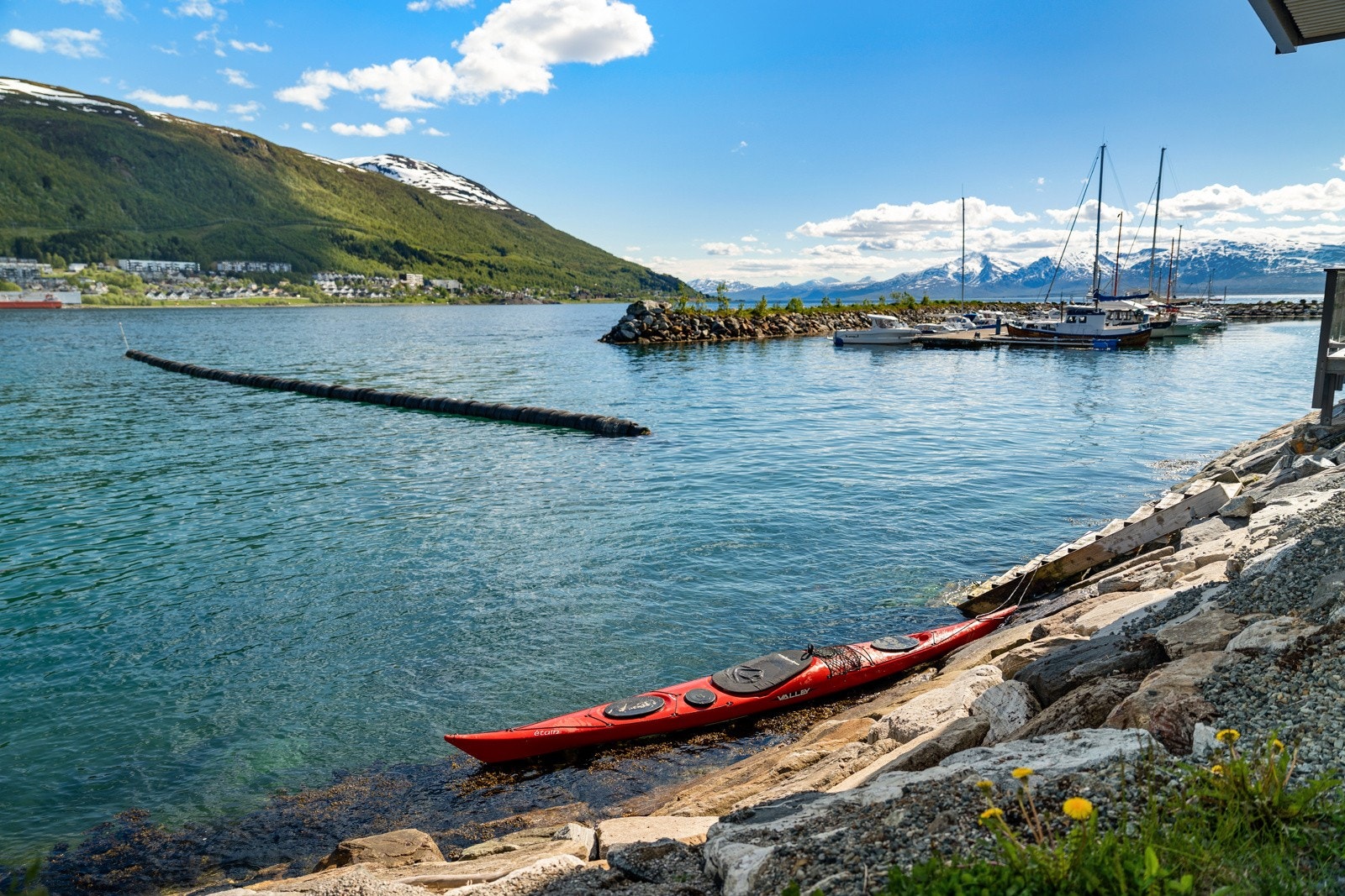 Fra terrassen kan du enkelt bevege deg gjennom porten og ned til sjøen via egen trapp. Den unike tilgangen til havet gjør det enkelt å legge ut på kajakktur eller en liten svømmetur. Det er også lagringsplass til kajakken under terrassen.